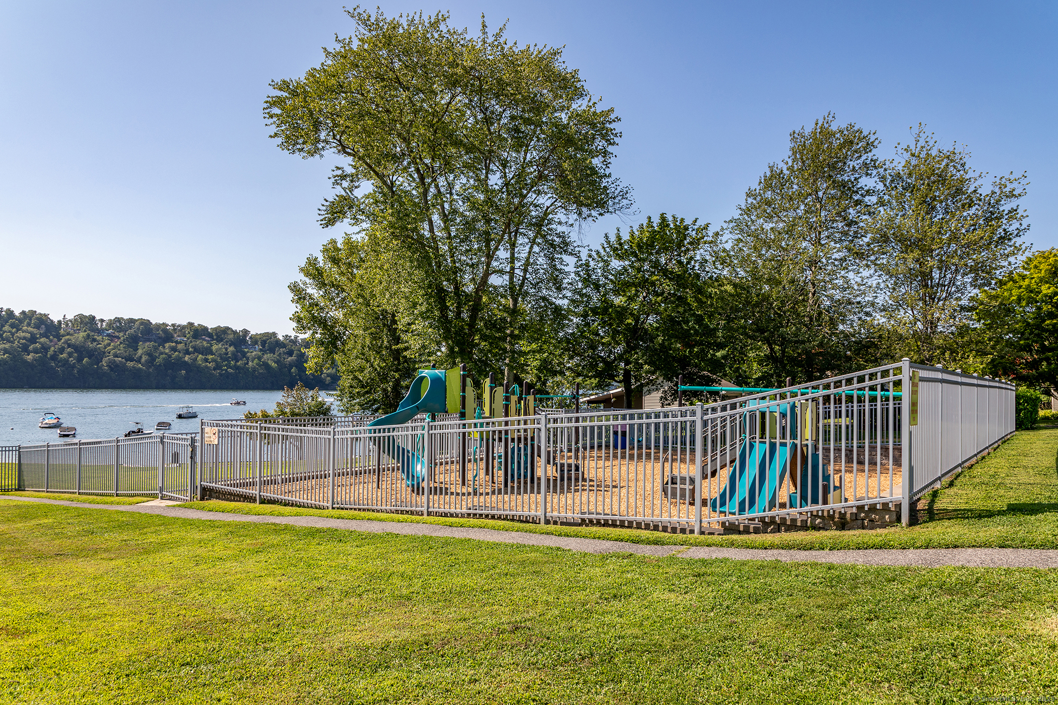 Brookfield, Connecticut, 06804, United States, 3 Bedrooms Bedrooms, ,2 BathroomsBathrooms,Residential,For Sale,1911070