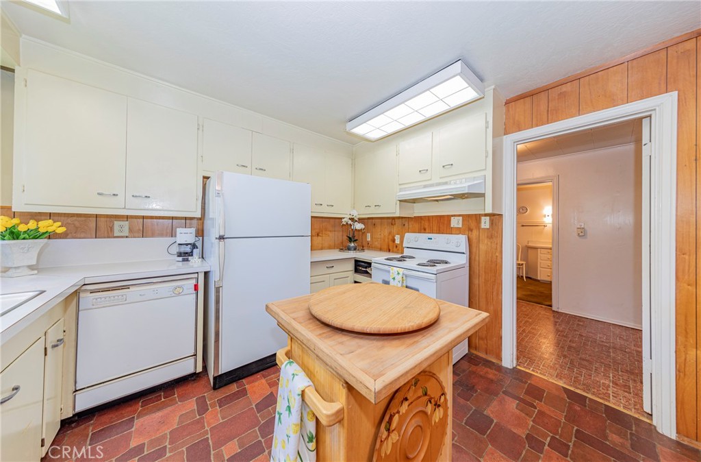 Fish Camp, California, 93623, United States, 5 Bedrooms Bedrooms, ,2 BathroomsBathrooms,Residential,For Sale,1881332