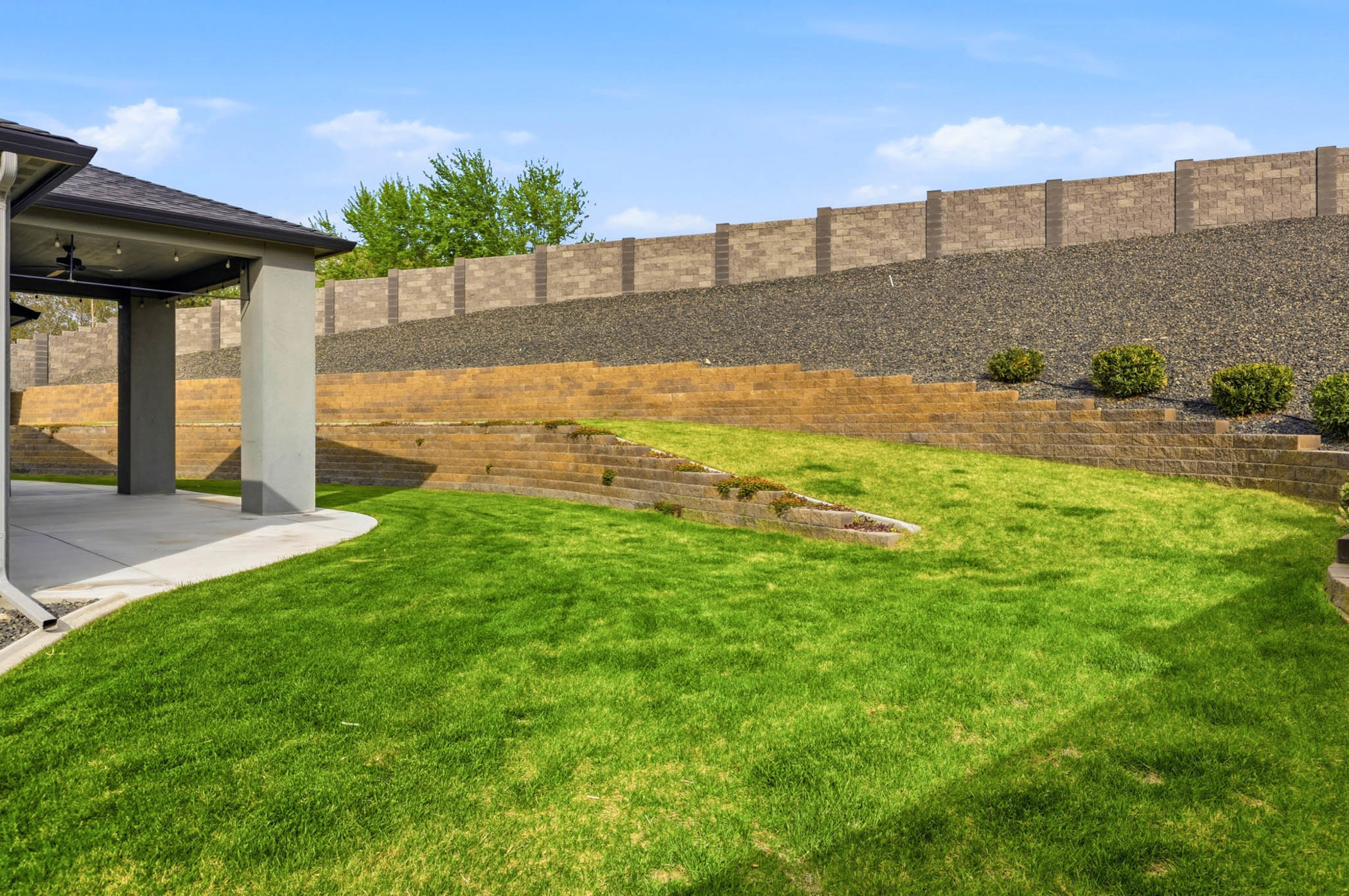  4 car garage in cul-de-sac Upgrades, single level - 物件實景
