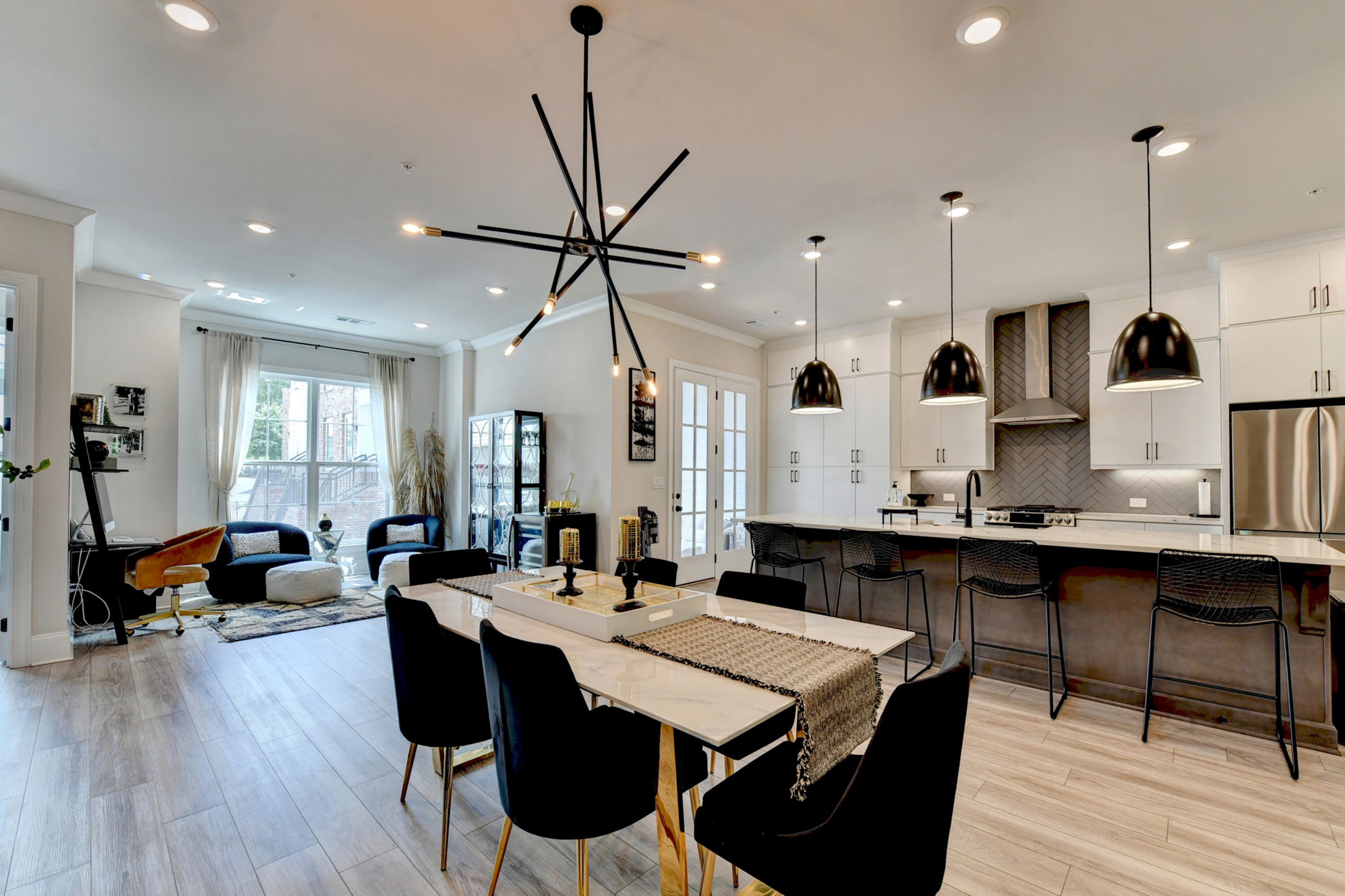  Welcome Home to this Magnificent Three-Story Townhome - 物件實景