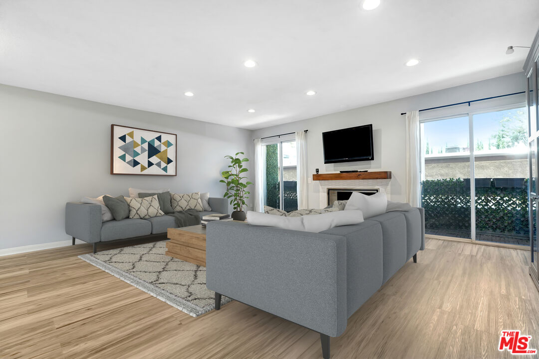 Sherman Oaks, California, 91403, United States, 2 Bedrooms Bedrooms, ,3 BathroomsBathrooms,Residential,For Sale,1900859