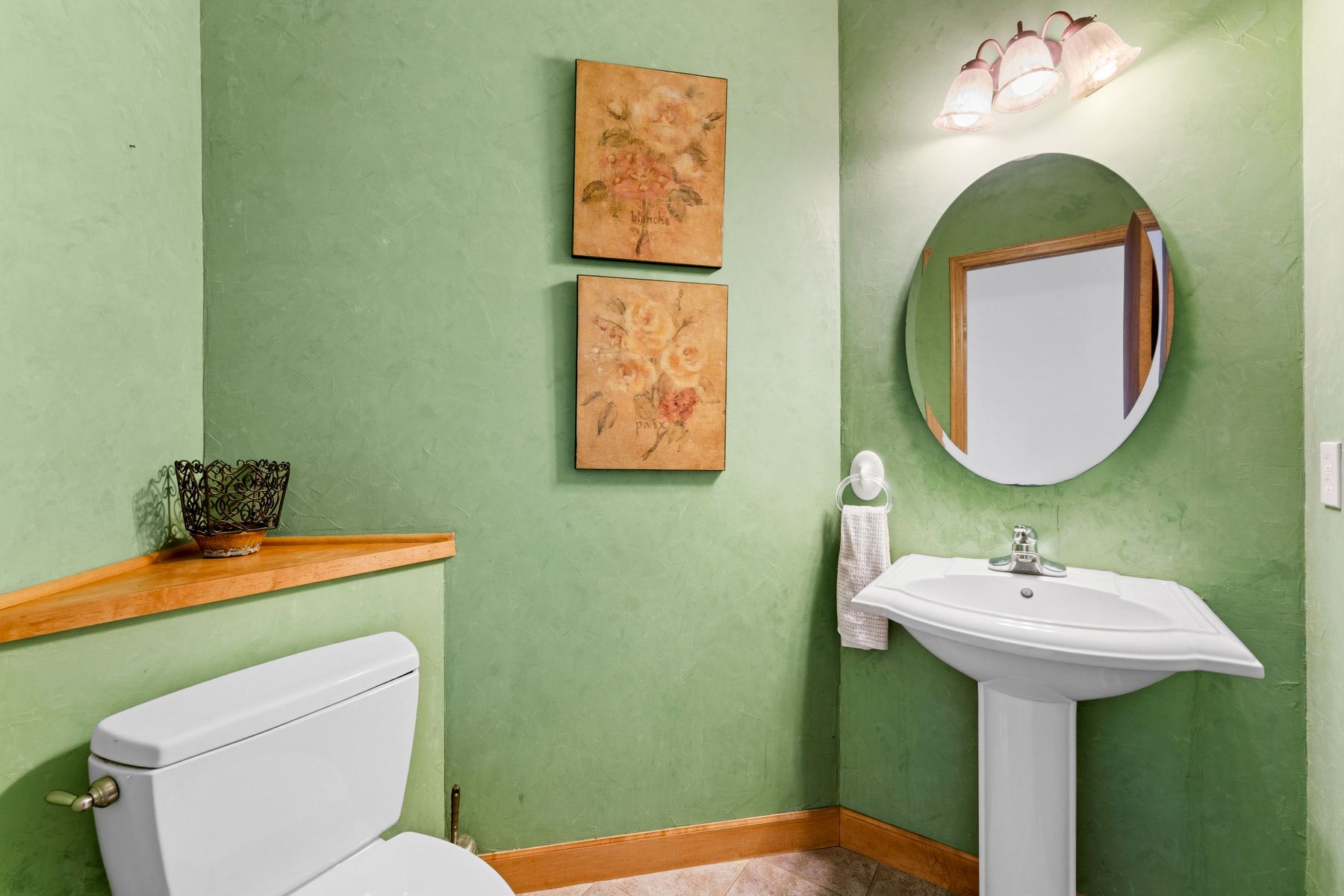  Updated Modified Two-Story on a Spacious Corner Lot - 物件實景