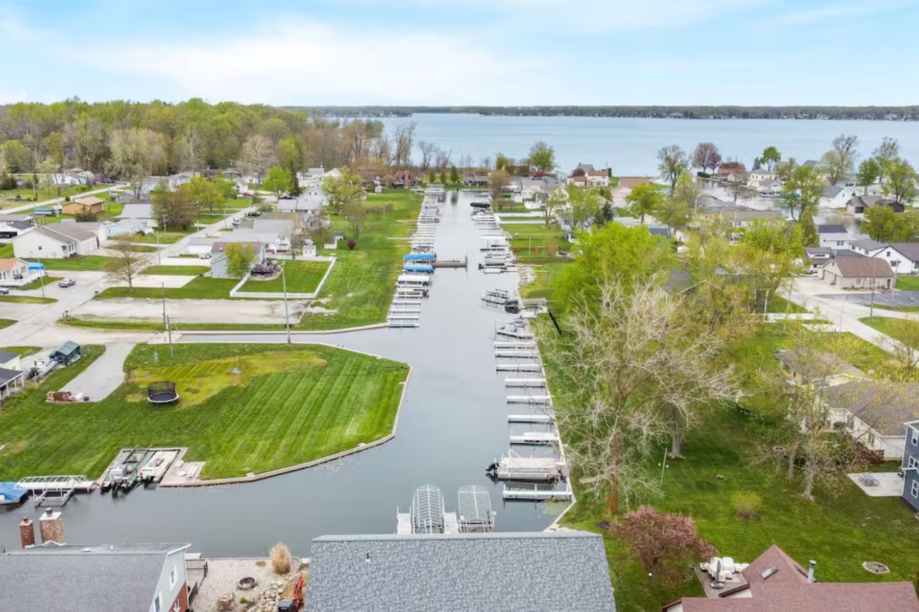 Beautifully Maintained Lake Wawasee Home with Peaceful Water Views - 物件實景