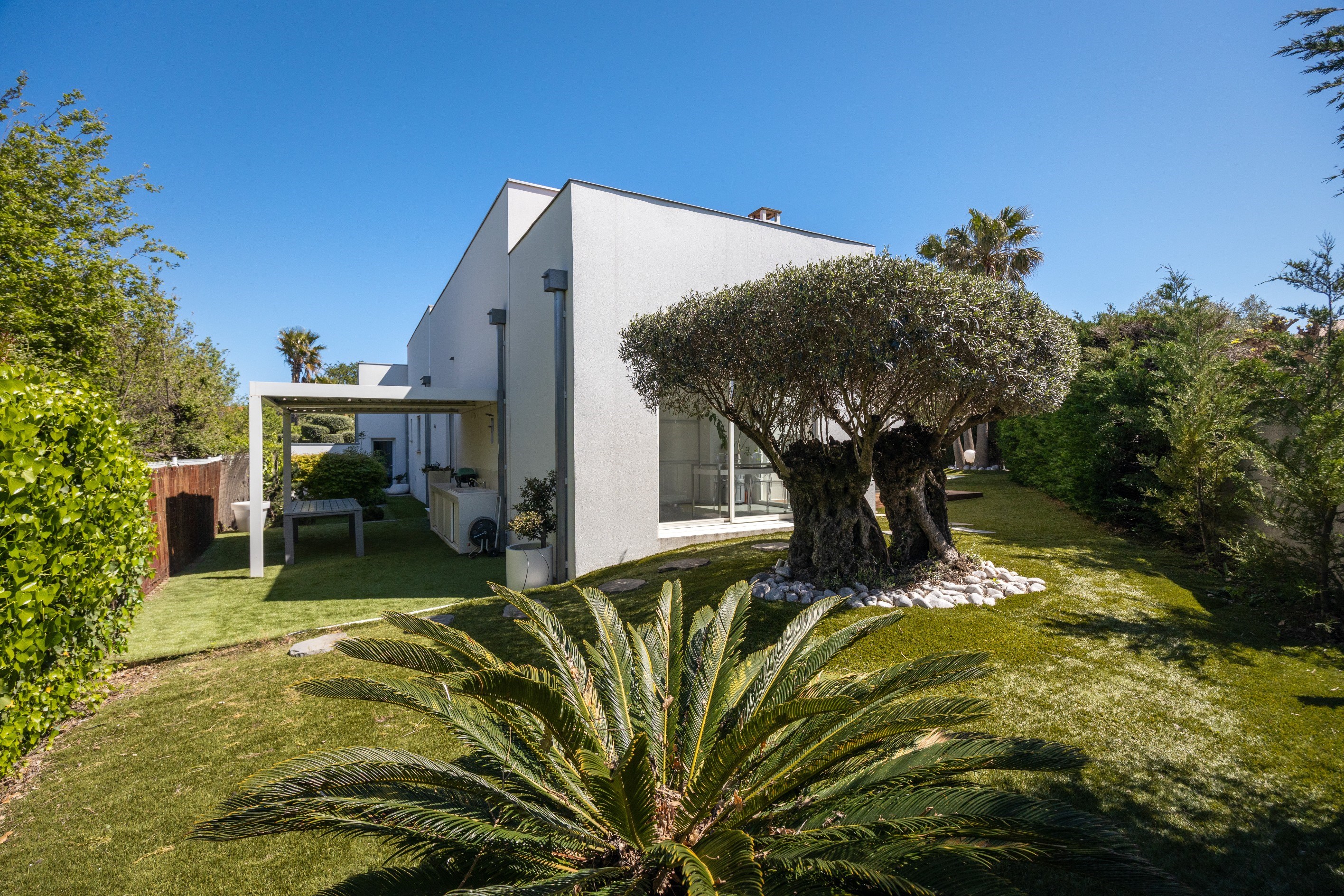  MODERN SINGLE-STORY HOME WITH A POOL IN A QUIET NEIGHBORHOOD - 物件實景