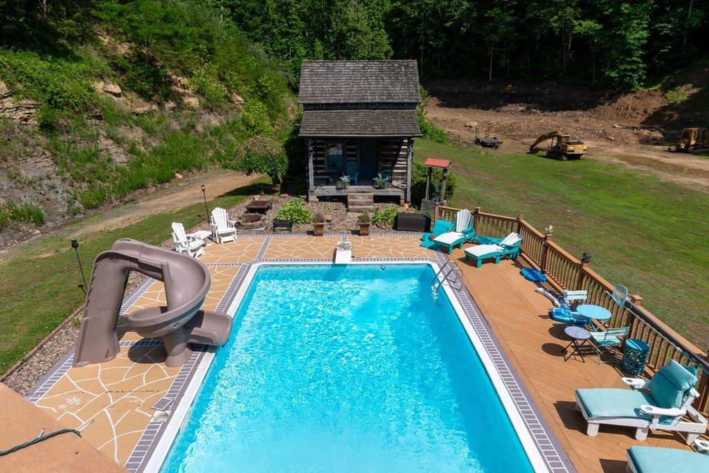 Prestonsburg, Kentucky, 41653, United States, 4 Bedrooms Bedrooms, ,5 BathroomsBathrooms,Residential,For Sale,2048061