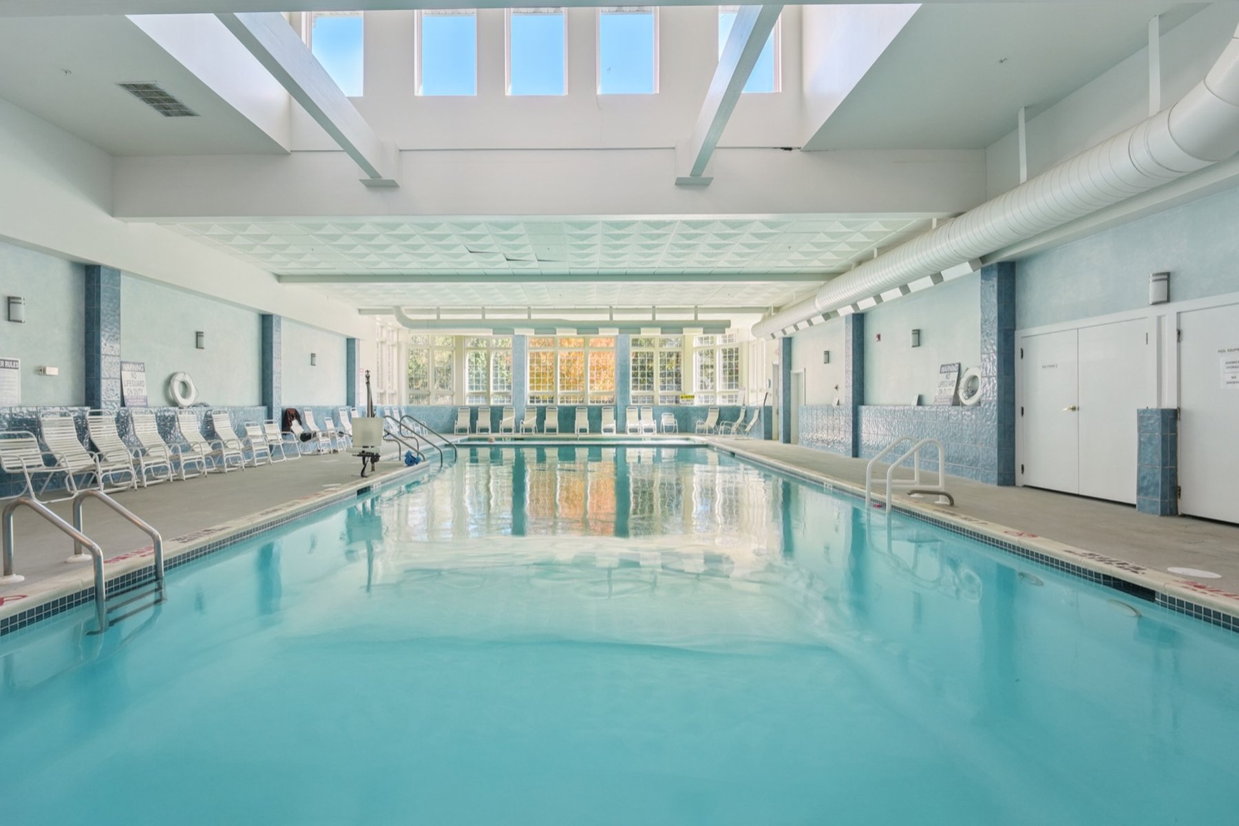  One Floor ?Fox Hills? Corner Unit Offers Many Available Amenities - 物件實景