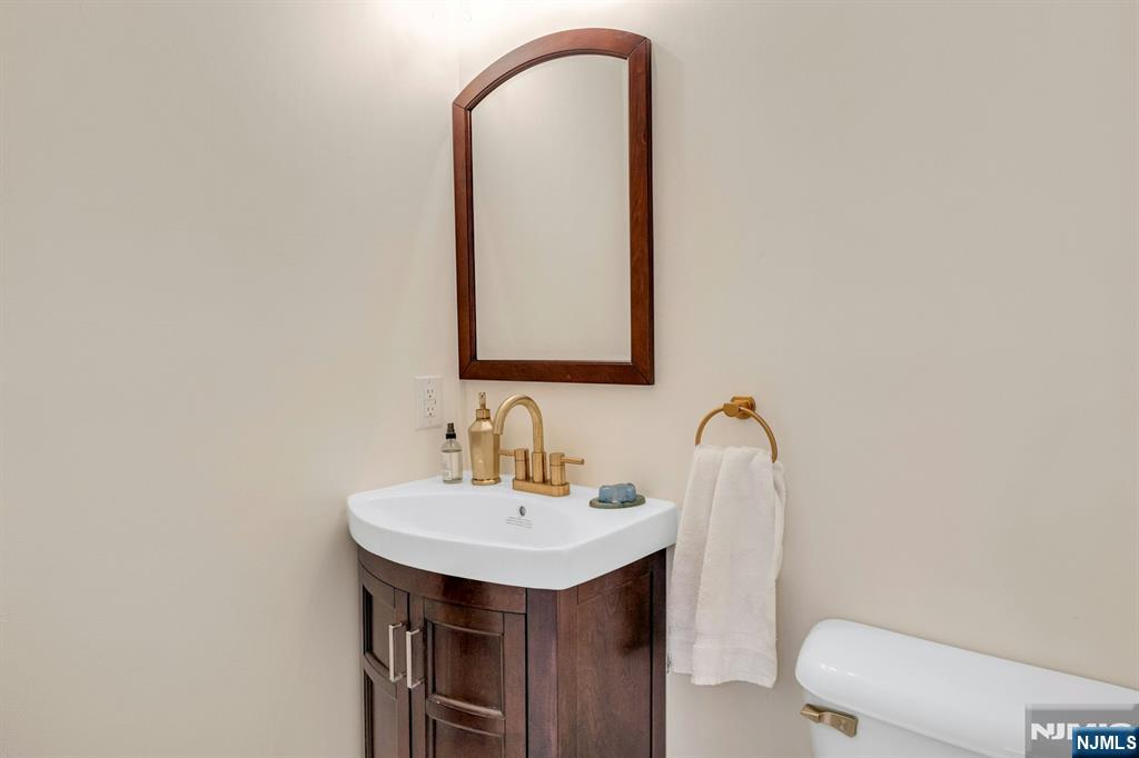 Palisades Park, New Jersey, 07650, United States, 2 Bedrooms Bedrooms, ,3 BathroomsBathrooms,Residential,For Sale,1960727