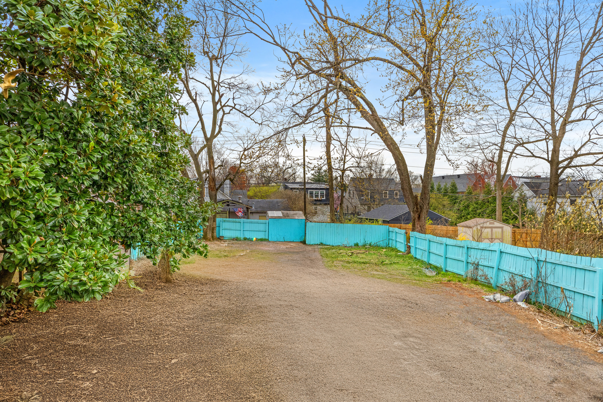  1056-1058 Fontaine Road - 物件實景