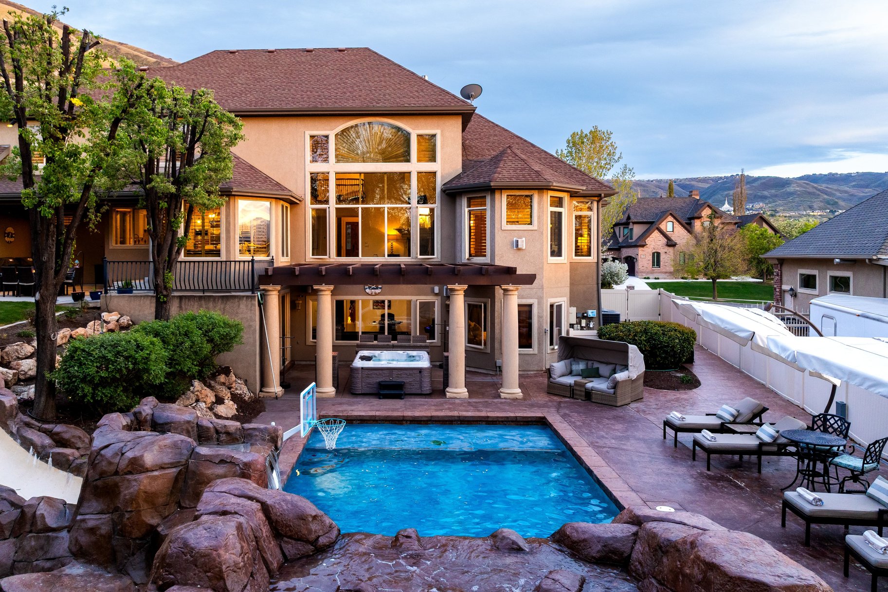  Custom 2-Story Parade Home with Dolphin Bolderscape Grotto Pool & 6 Car Garage - 物件實景