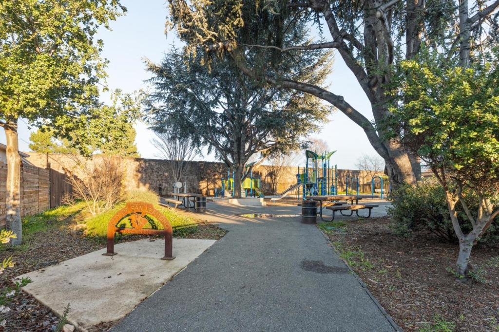 San Leandro, California, 94577, United States, 3 Bedrooms Bedrooms, ,2 BathroomsBathrooms,Residential,For Sale,2008964