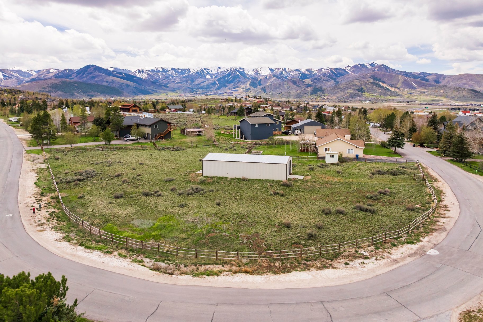  2 Acres  1,800 SF Barn  Minimal HOA  Park City School District — Bring Your V - 物件實景