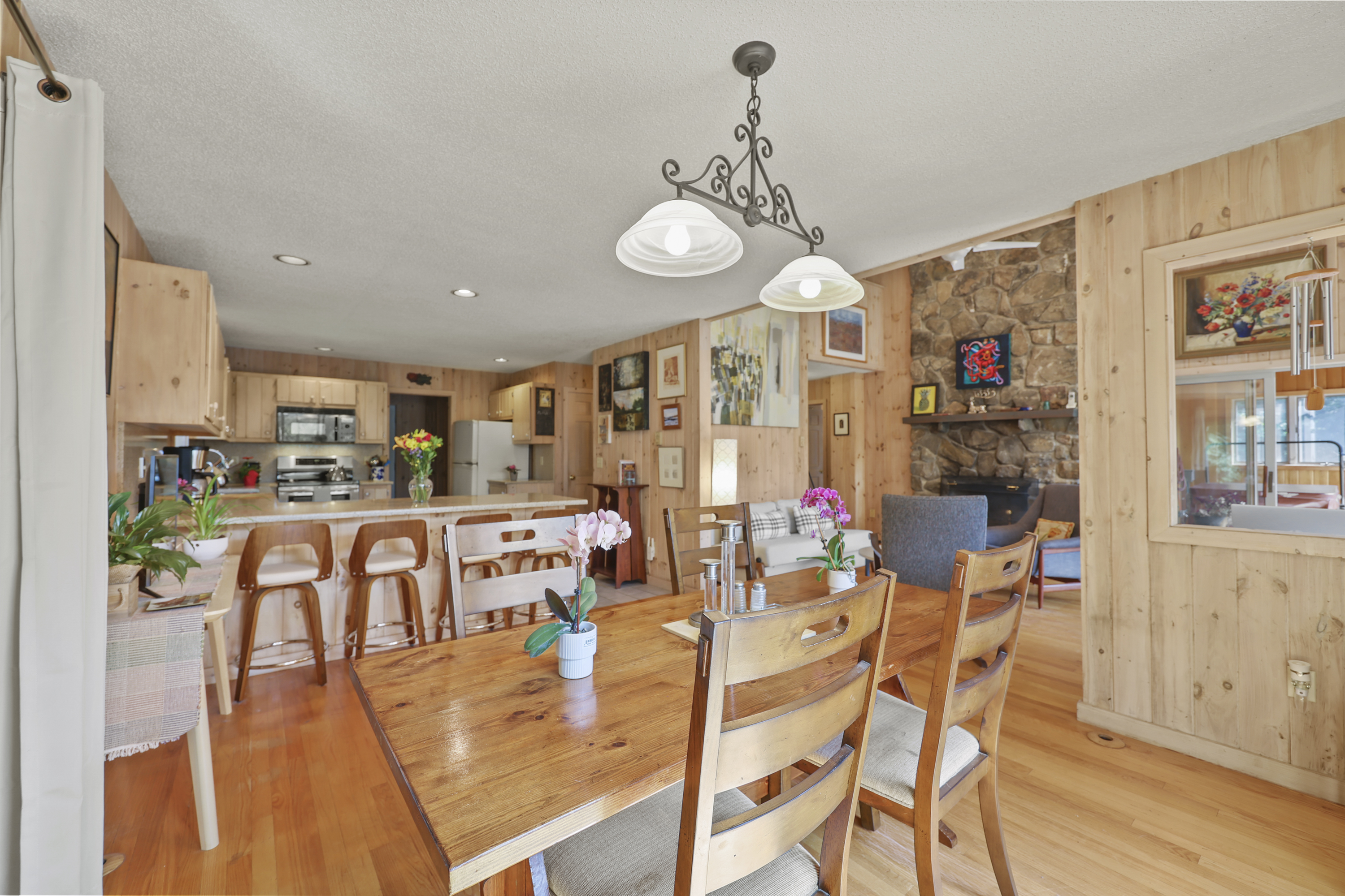  BUCOLIC COUNTRY SANCTUARY WITH MAJESTIC STONE FIREPLACE & DISTANT VIEWS - 物件實景