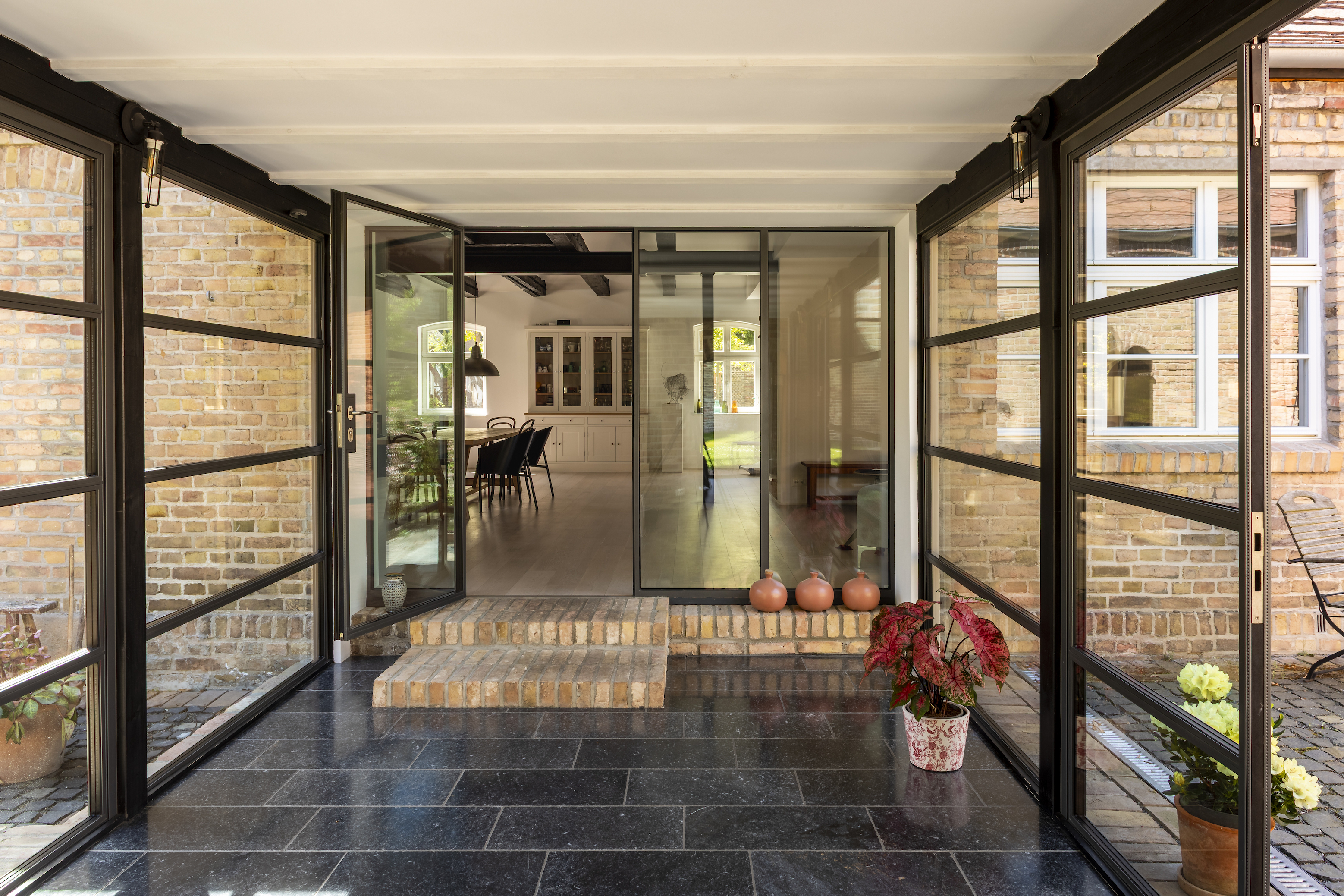  Historical School Reimagined – Exceptional Living with Architectural Depth - 物件實景