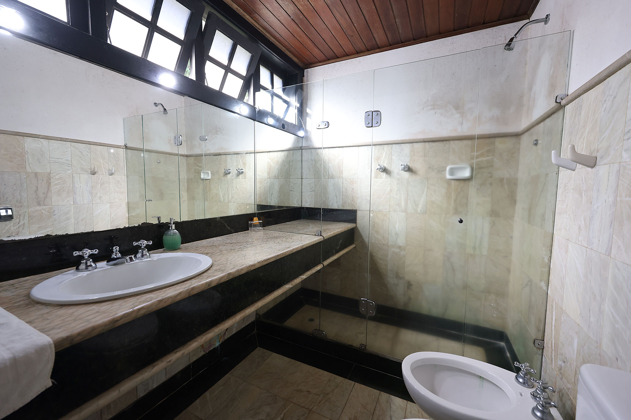  Mountain retreat with comprehensive leisure amenities and guest accommodations - 物件實景
