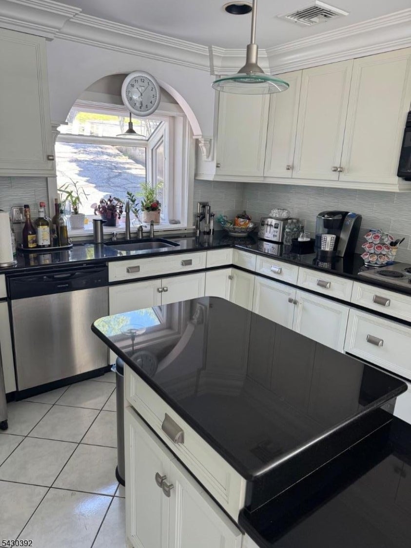 Hopatcong Boro, New Jersey, 07843, United States, 3 Bedrooms Bedrooms, ,4 BathroomsBathrooms,Residential,For Sale,2045244