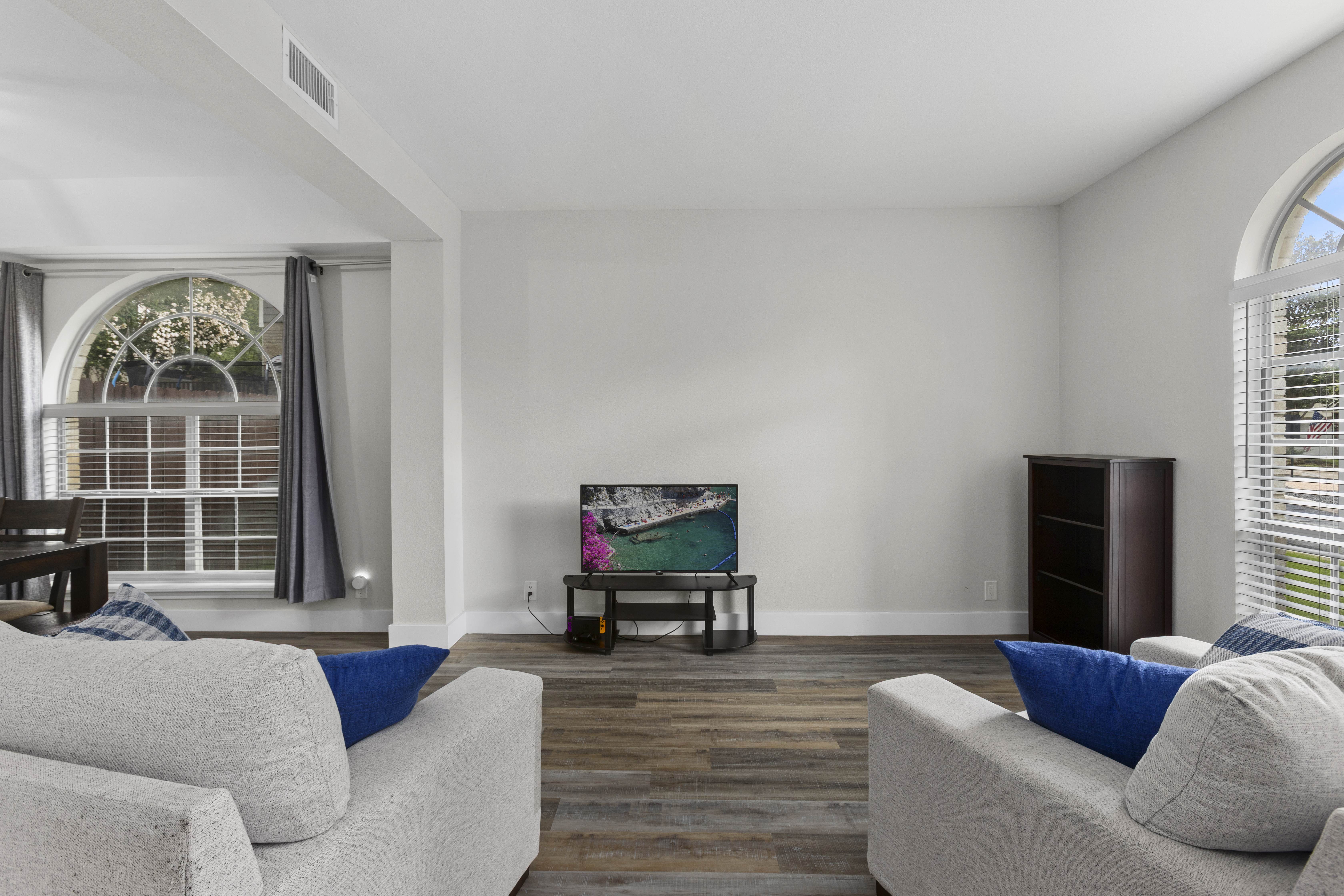  Modern Updates and Generous Living Spaces - 物件實景