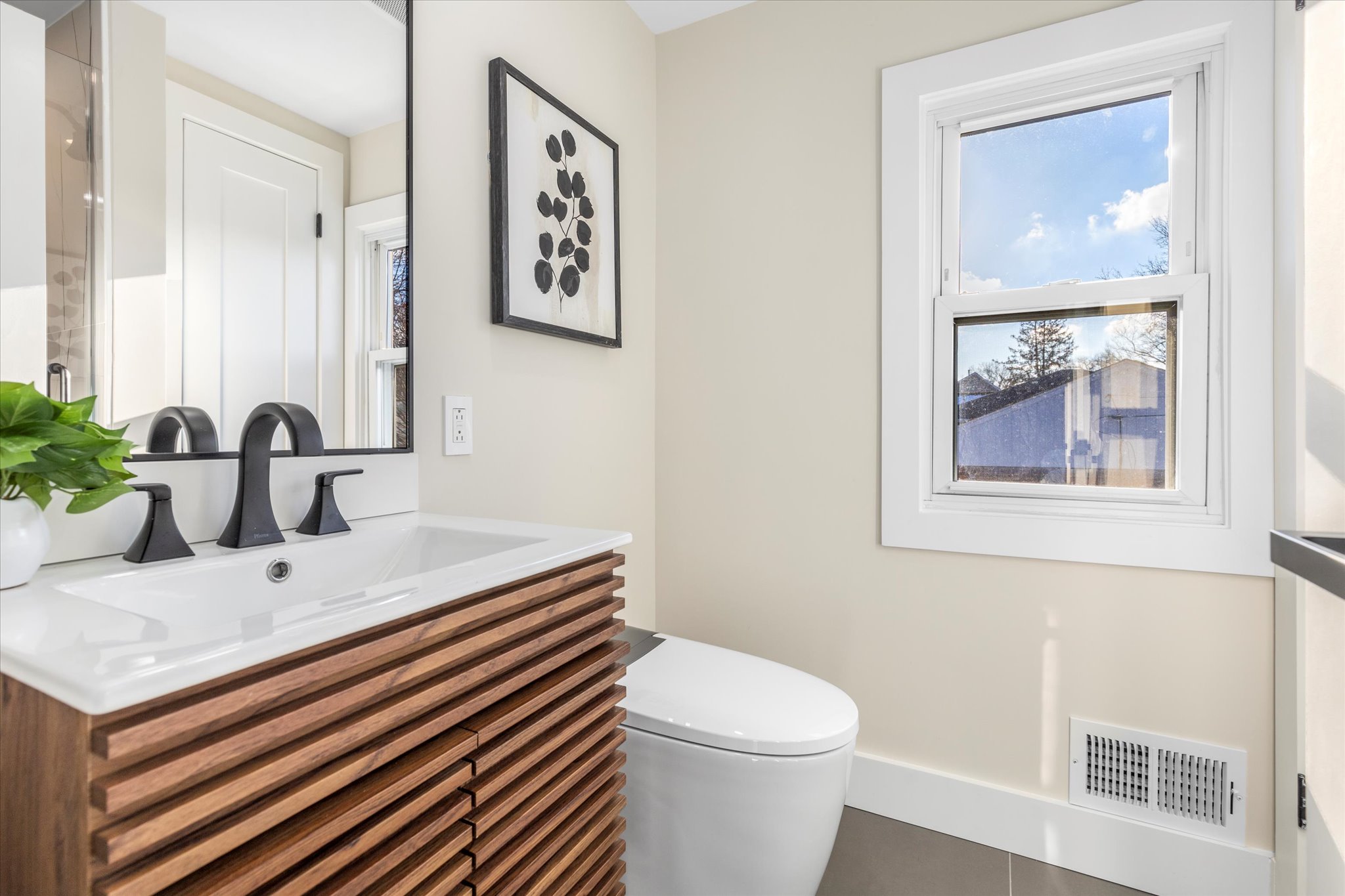 Clifton, New Jersey, 07014, United States, 4 Bedrooms Bedrooms, ,2 BathroomsBathrooms,Residential,For Sale,2005984