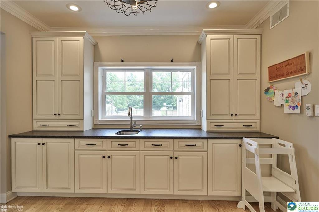 Stroudsburg, Pennsylvania, 18360-6926, United States, 7 Bedrooms Bedrooms, ,4 BathroomsBathrooms,Residential,For Sale,1904497