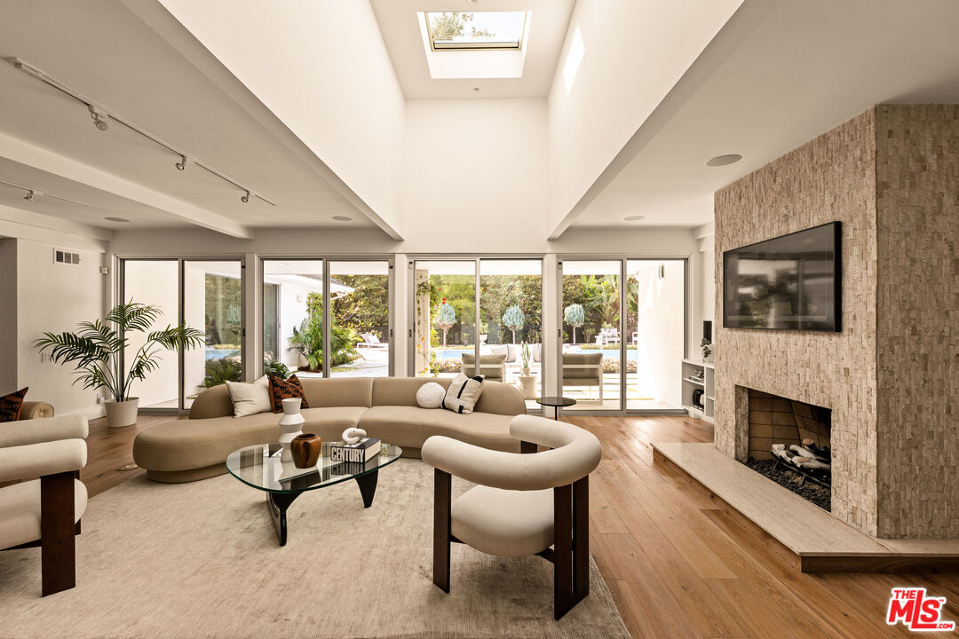 Los Angeles, California, 90027, United States, 4 Bedrooms Bedrooms, ,2 BathroomsBathrooms,Residential,For Sale,1989573