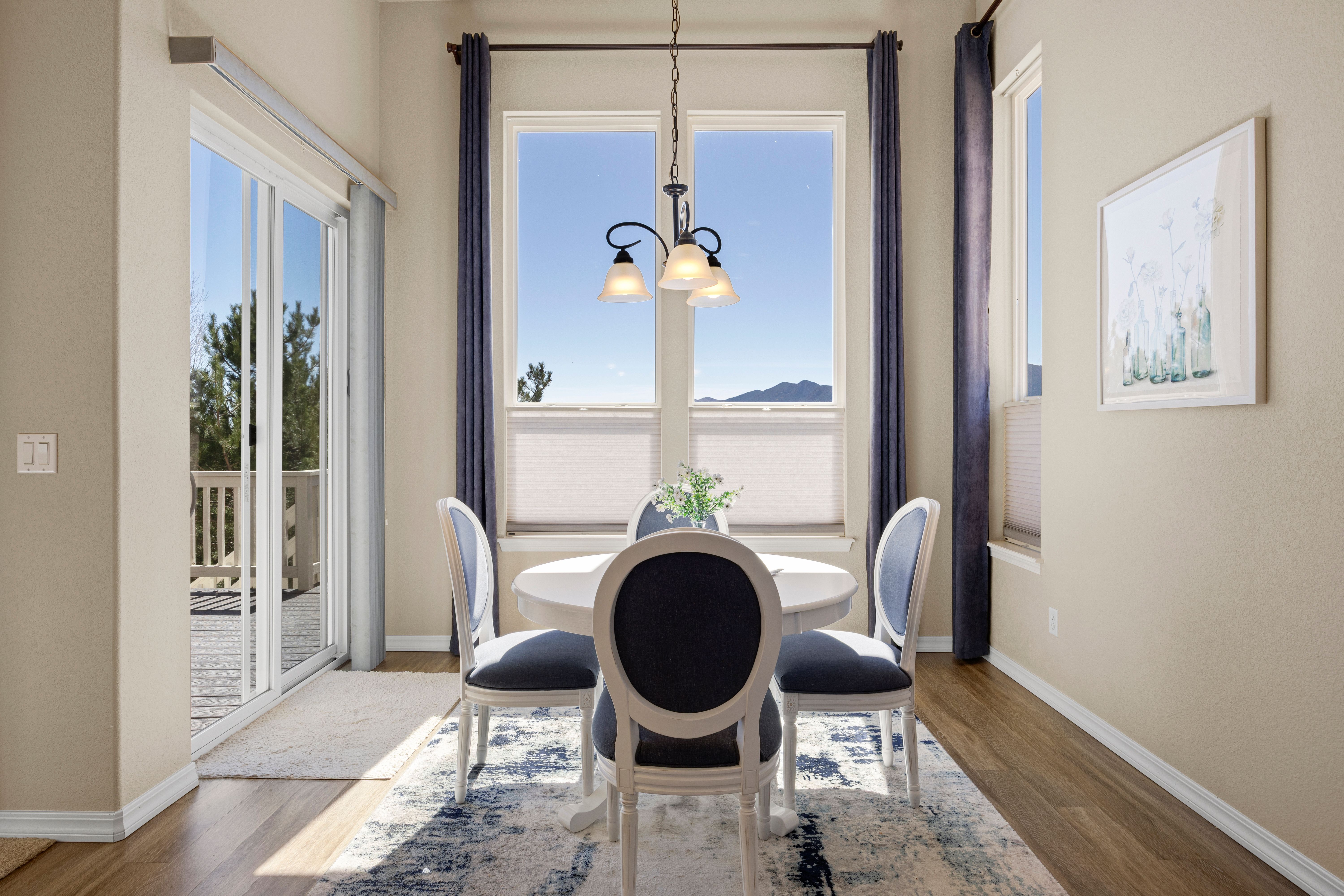  Open, Spacious, Upgraded, Walkout Rancher is Meticulous and with Views - 物件實景