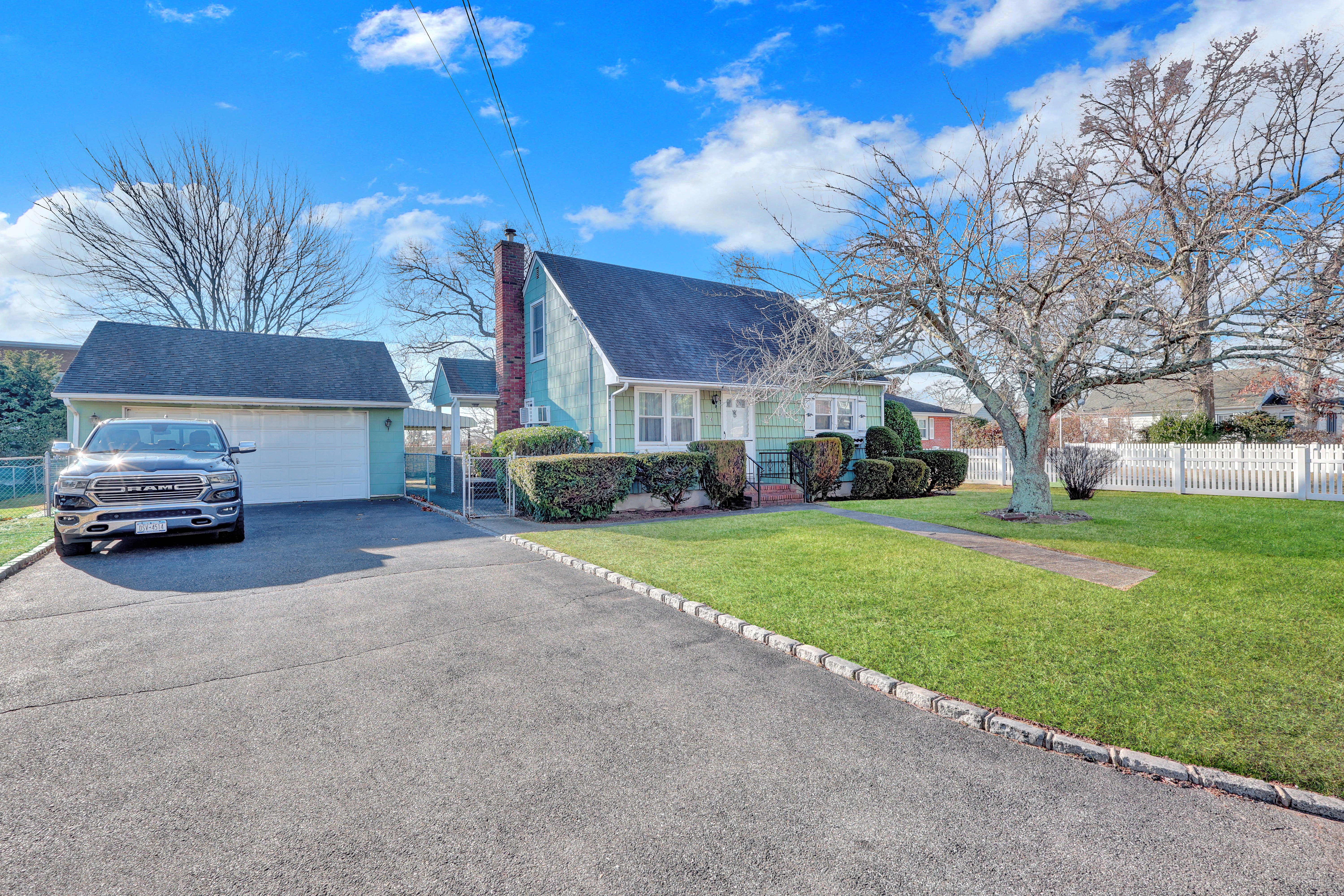 West Babylon, New York, 11704, United States, 4 Bedrooms Bedrooms, ,2 BathroomsBathrooms,Residential,For Sale,2010725