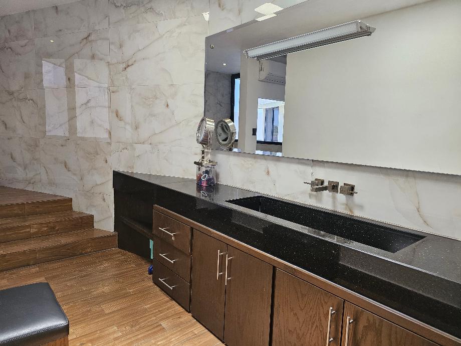 Torreón, Coahuila de Zaragoza, 27105, Mexico, 3 Bedrooms Bedrooms, ,6 BathroomsBathrooms,Residential,For Sale,1994630