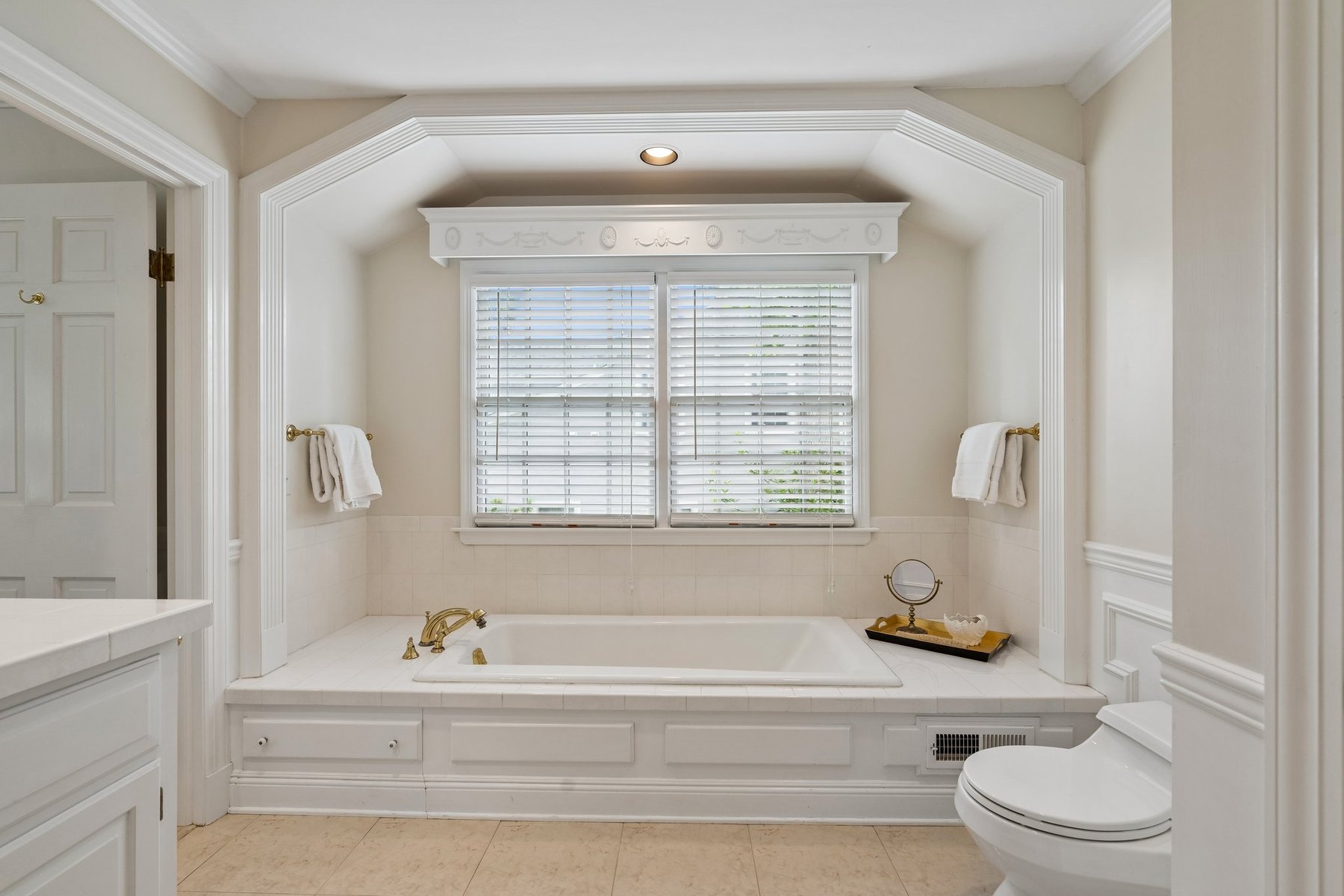  Colonial Offers Exceptional Quality and Workmanship Along With a Garden Oasis - 物件實景