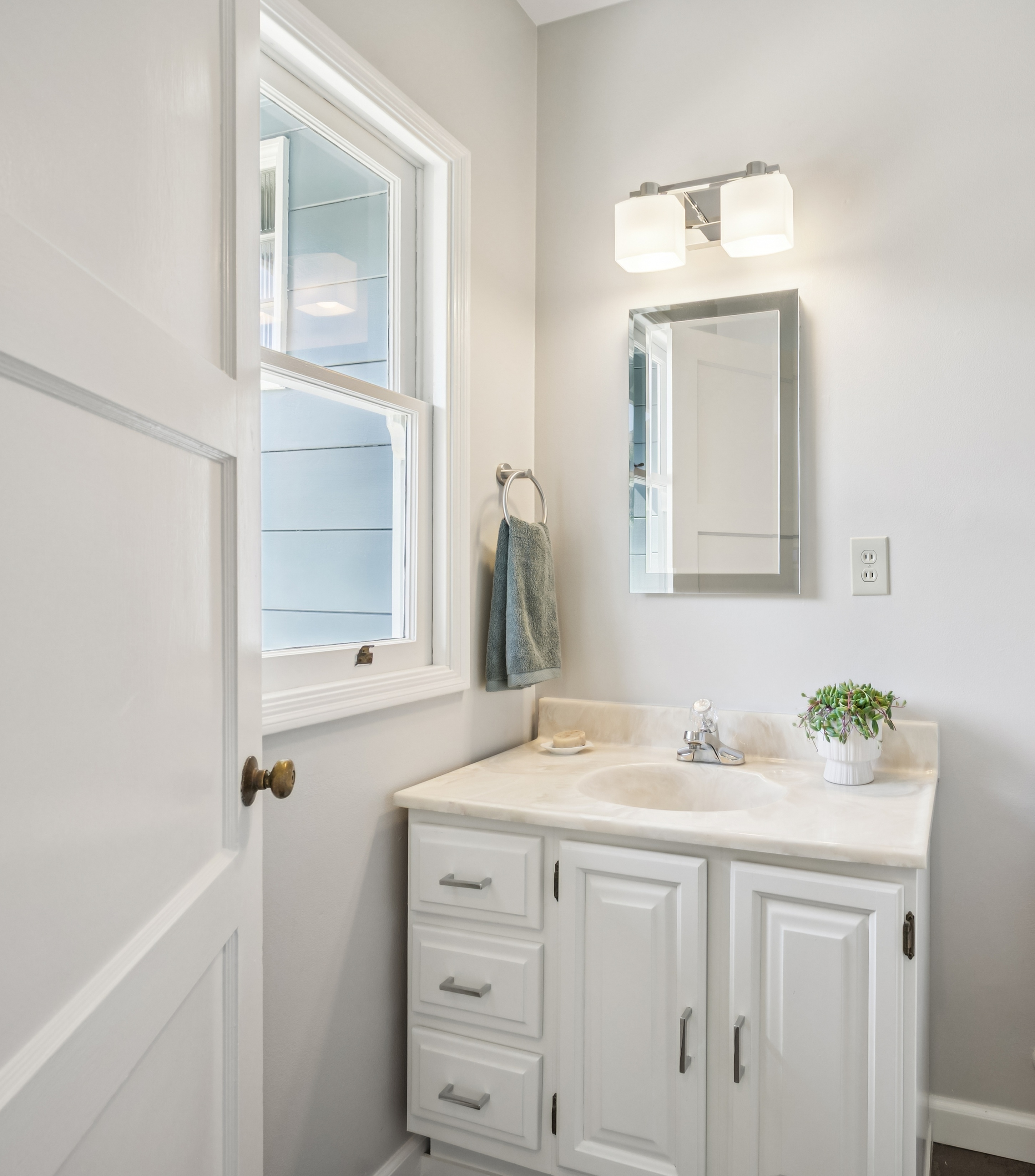  Spacious Corner-Lot Residence Offering Flexible Living Near Lake Merritt - 物件實景