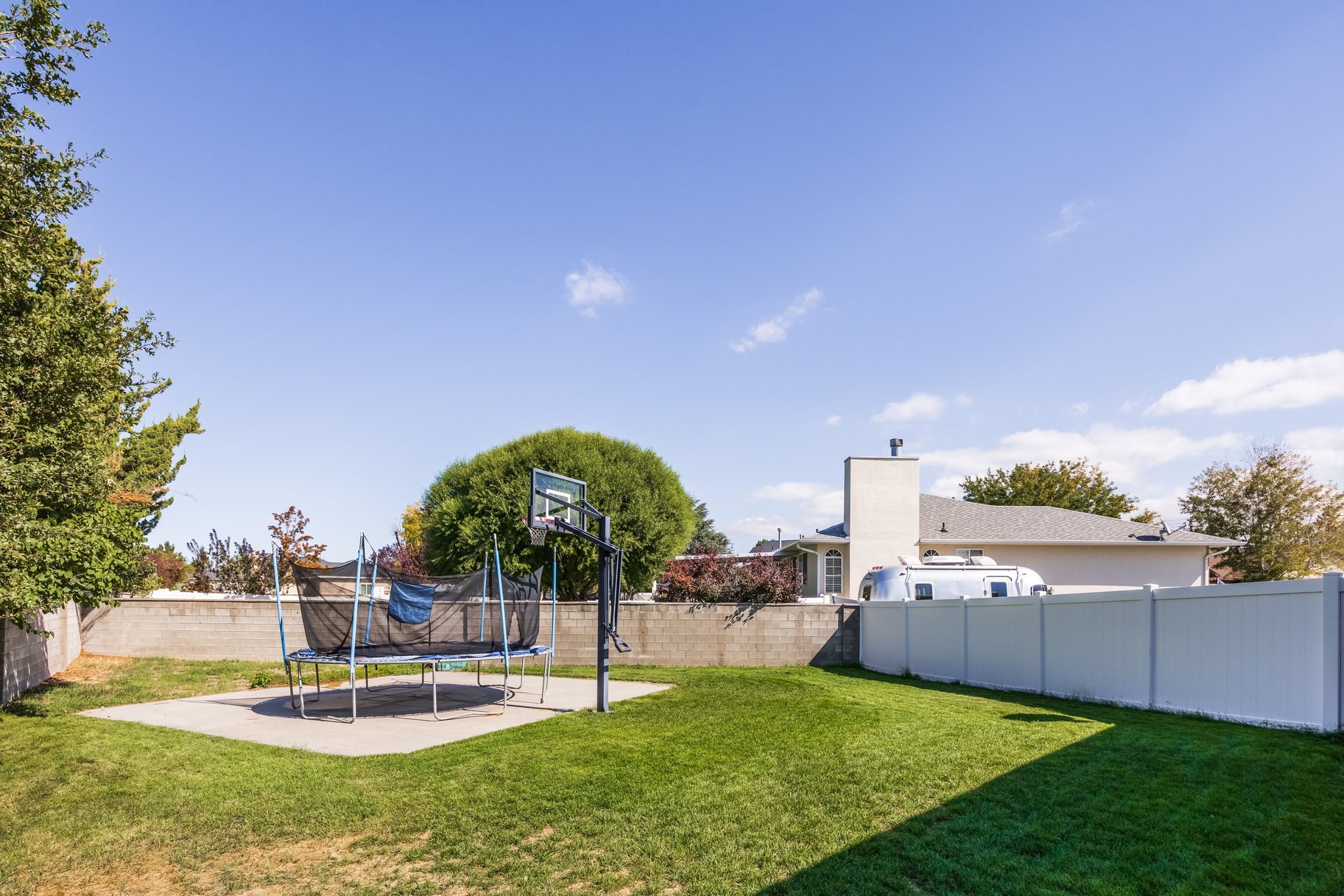  Multigenerational Living in South Jordan: 5 Beds, 2 Kitchens, 0.33-Acre Lot - 物件實景