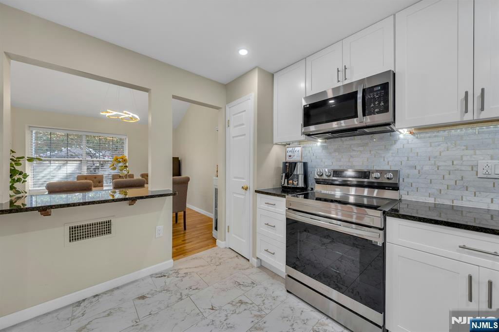 Palisades Park, New Jersey, 07650, United States, 2 Bedrooms Bedrooms, ,3 BathroomsBathrooms,Residential,For Sale,1960727