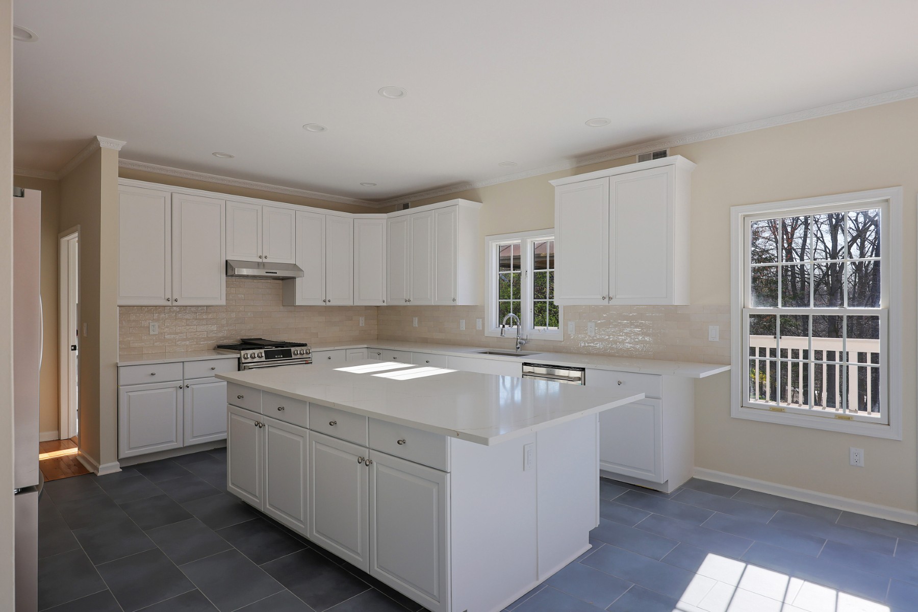  Impressive Seven Bedroom Colonial Offer Privacy and Practicality - 物件實景