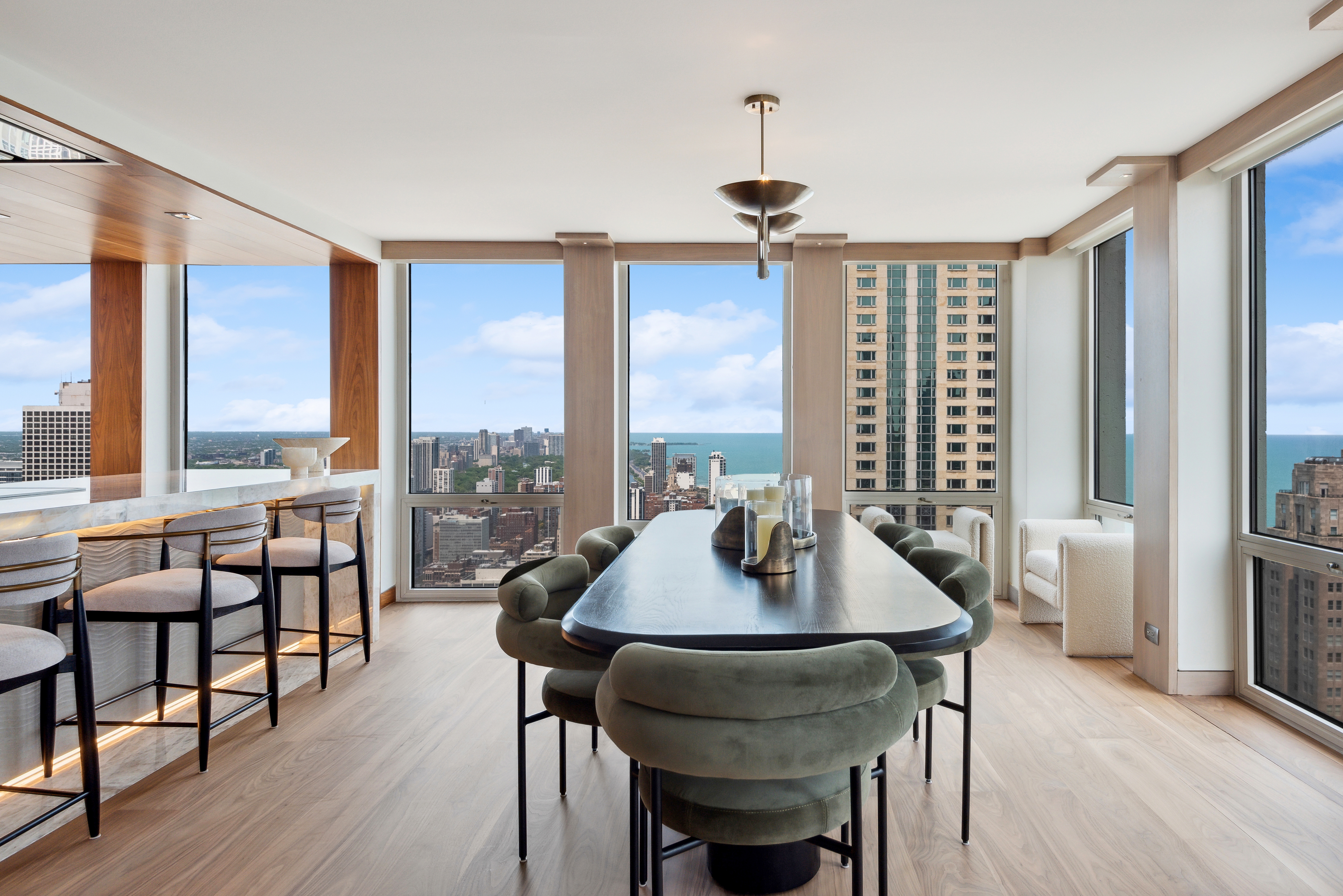  Absolutely Stunning, Penthouse Level Furnished Condo - 物件實景