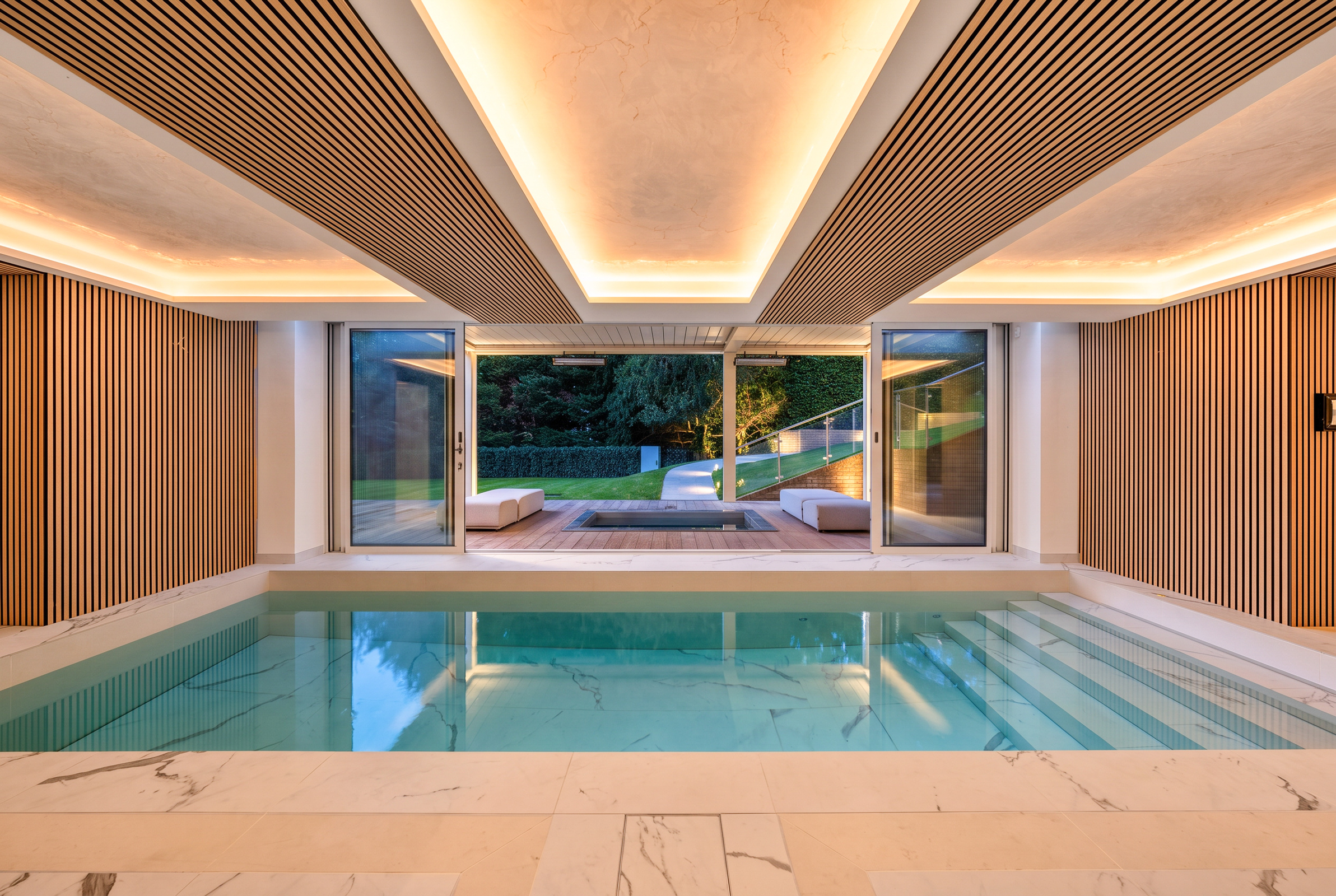  A six-bedroom St George’s Hill house with a private spa and rising-floor pool - 物件實景