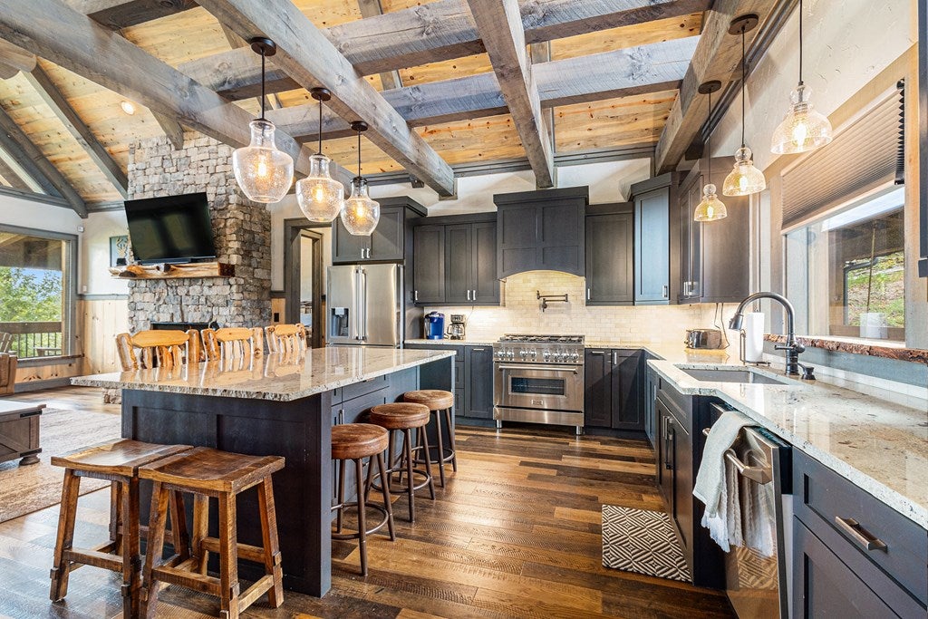 Ellijay, Georgia, 30540, United States, 5 Bedrooms Bedrooms, ,5 BathroomsBathrooms,Residential,For Sale,1952565