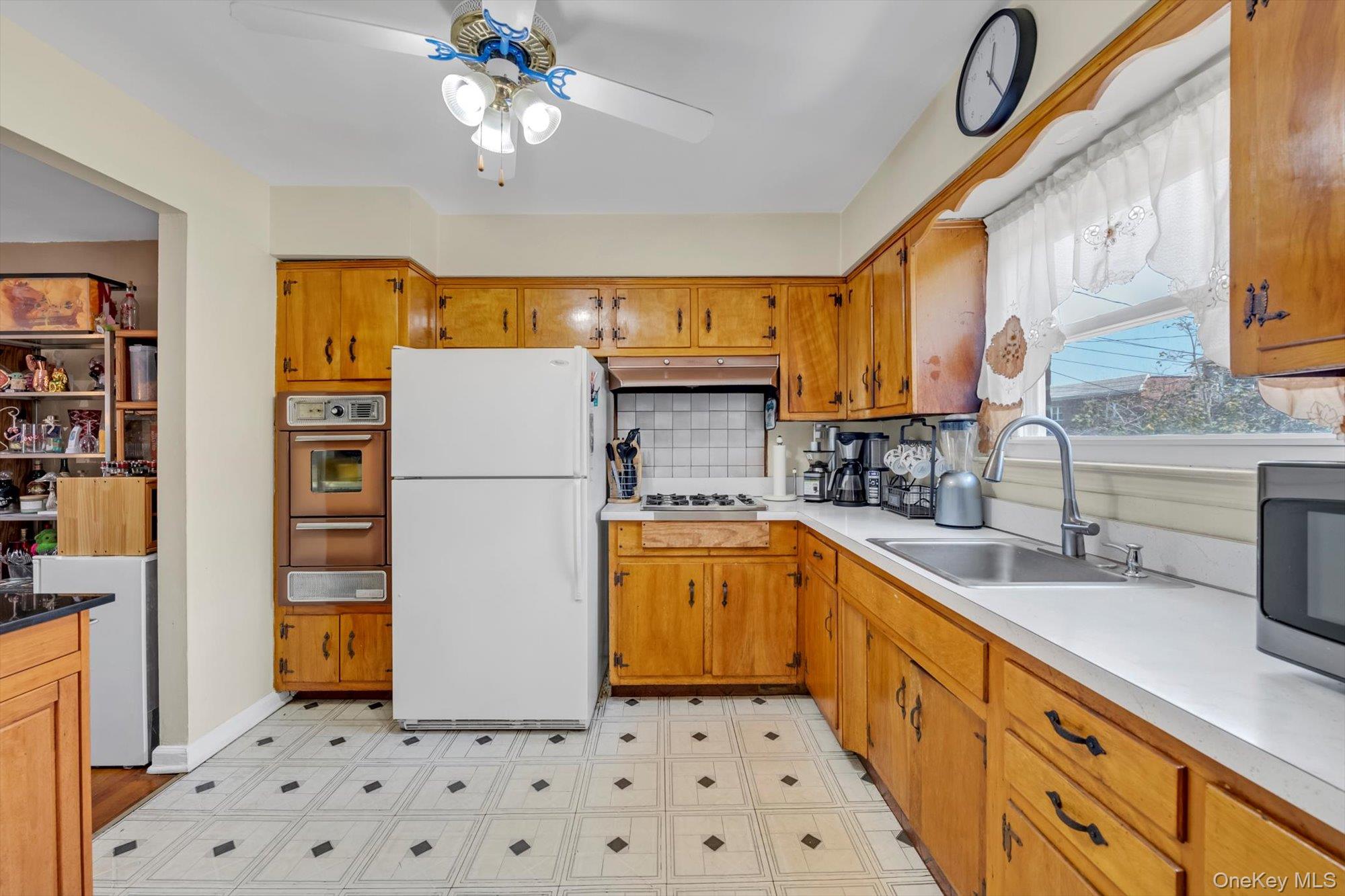 Bronx, New York, 10465, United States, 3 Bedrooms Bedrooms, ,2 BathroomsBathrooms,Residential,For Sale,1919704
