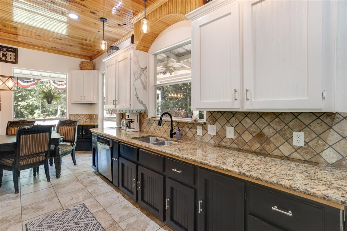 Bonham, Texas, 75418, United States, 6 Bedrooms Bedrooms, ,3 BathroomsBathrooms,Residential,For Sale,1983606