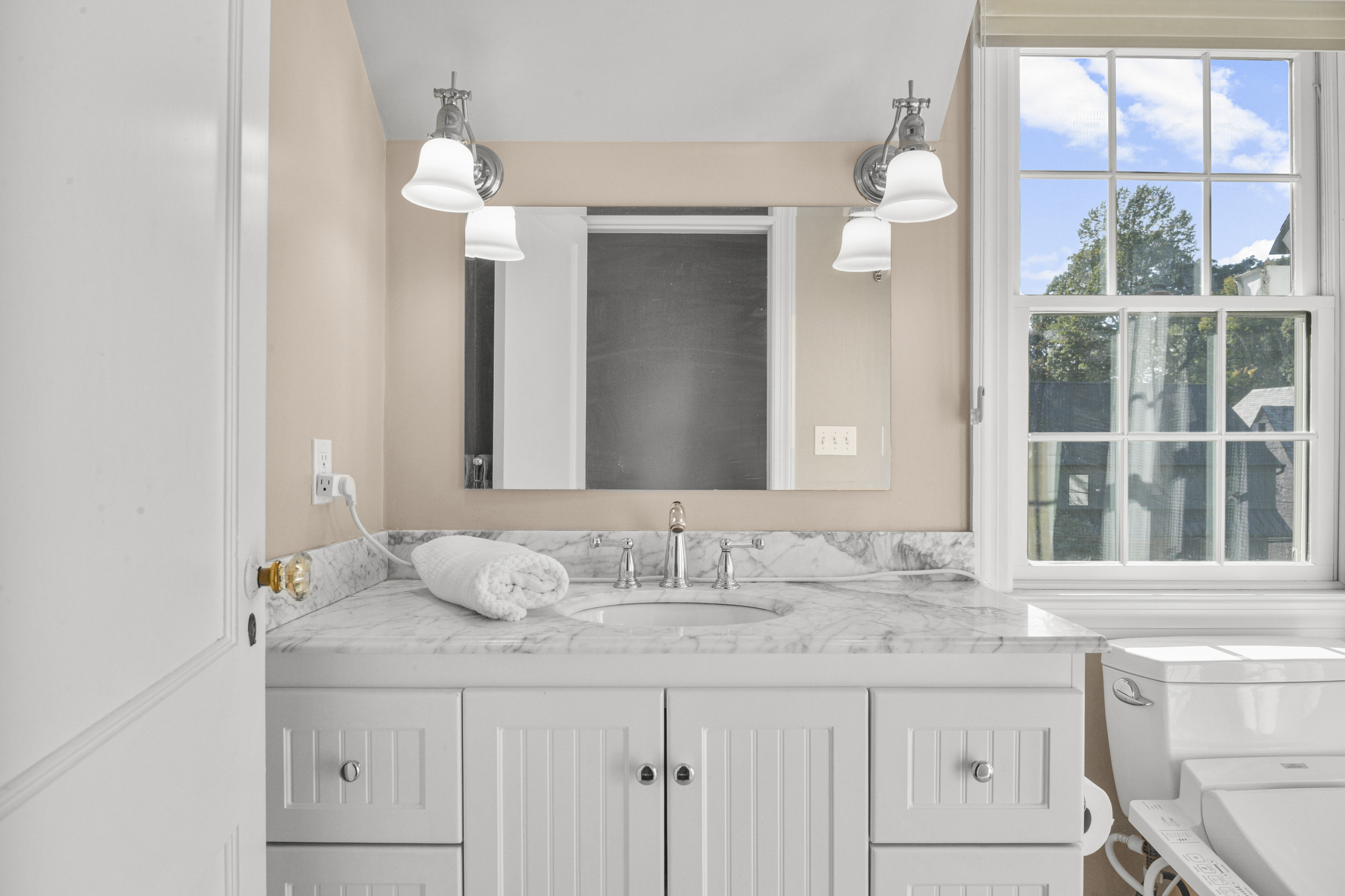  Sun-Filled Larchmont Woods Colonial - 物件實景