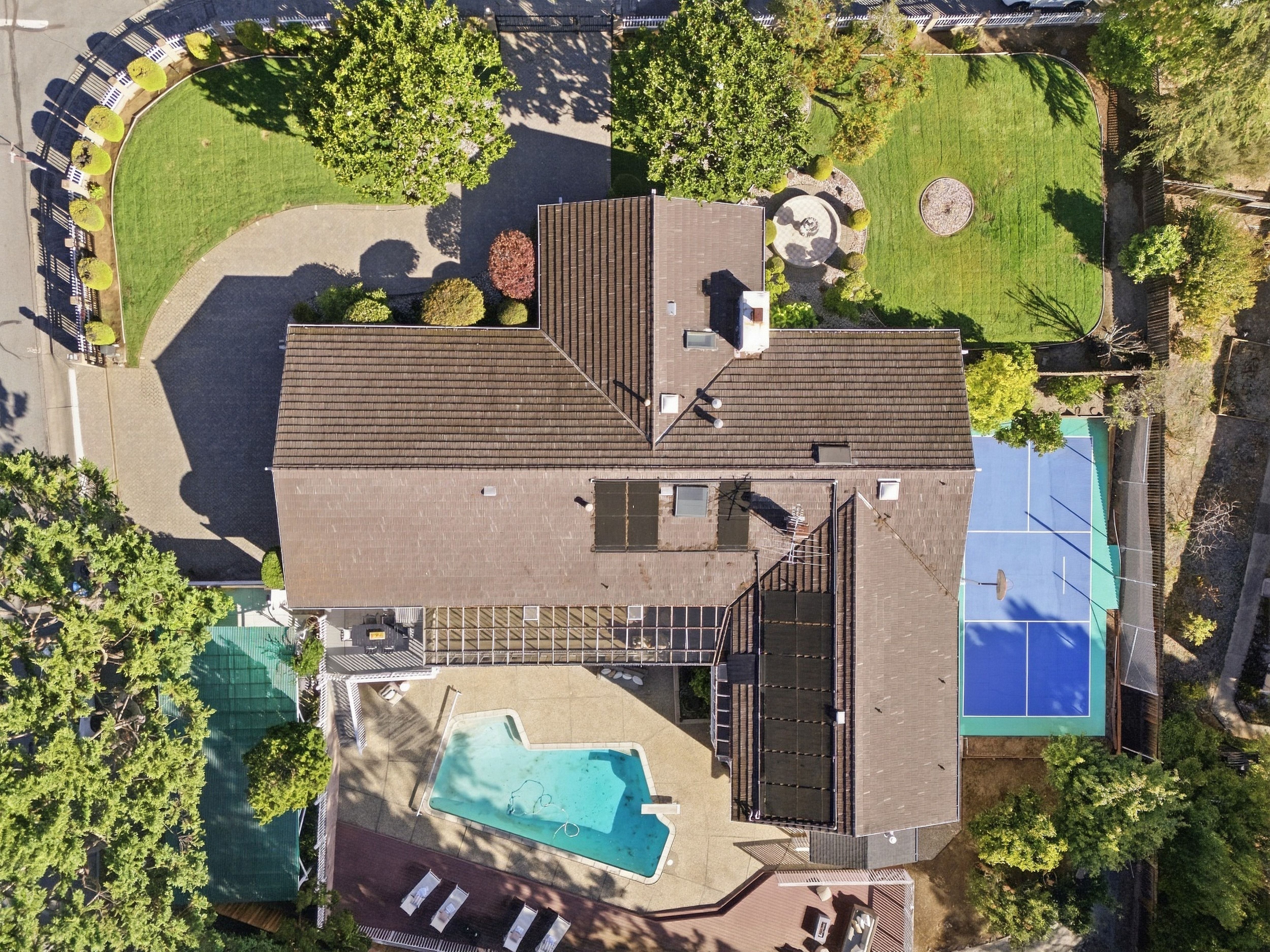  A Rare Hillsborough Retreat, Ready for Its Next Chapter - 物件實景