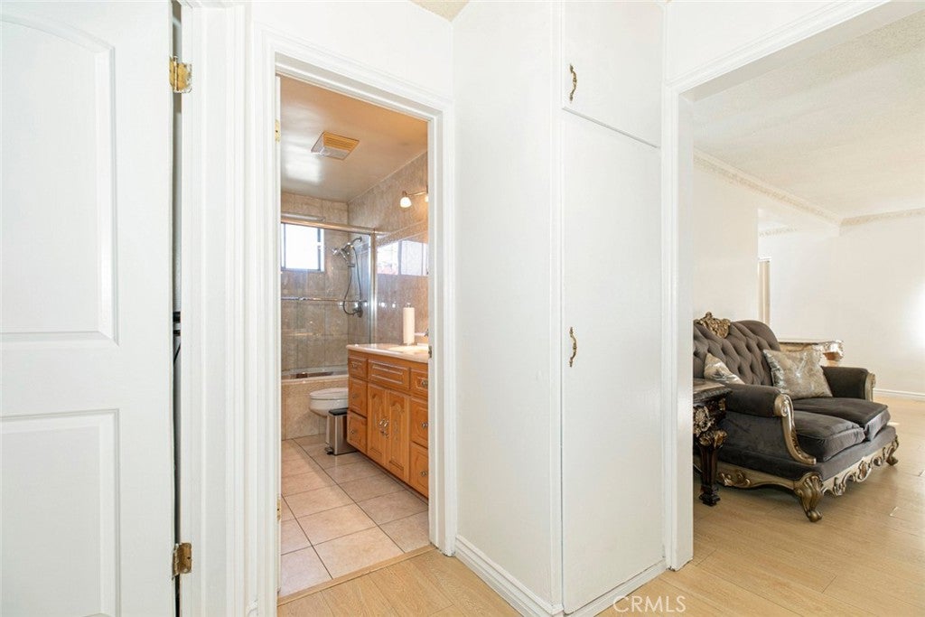 Los Angeles, California, 90027, United States, 2 Bedrooms Bedrooms, ,2 BathroomsBathrooms,Residential,For Sale,1939885