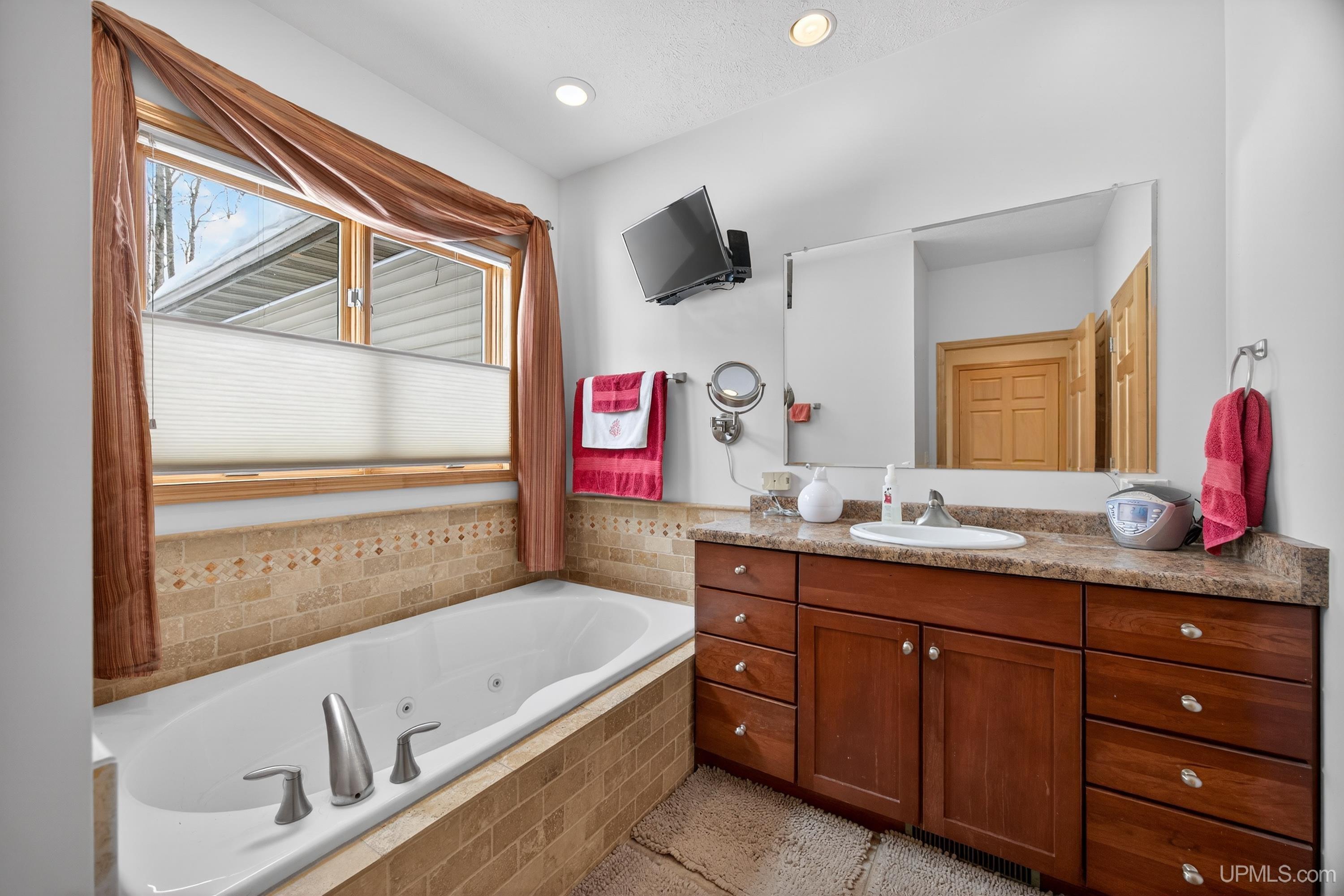 Houghton, Michigan, 49931, United States, 3 Bedrooms Bedrooms, ,4 BathroomsBathrooms,Residential,For Sale,2029605