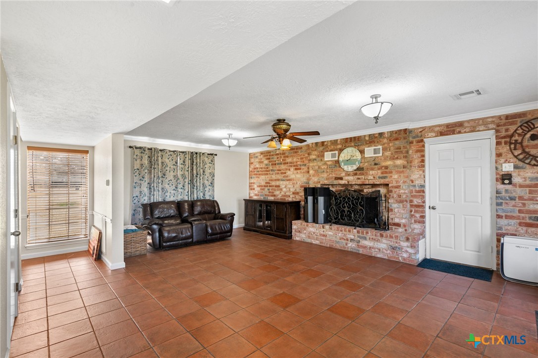 Hallettsville, Texas, 77964, United States, 4 Bedrooms Bedrooms, ,3 BathroomsBathrooms,Residential,For Sale,1988312