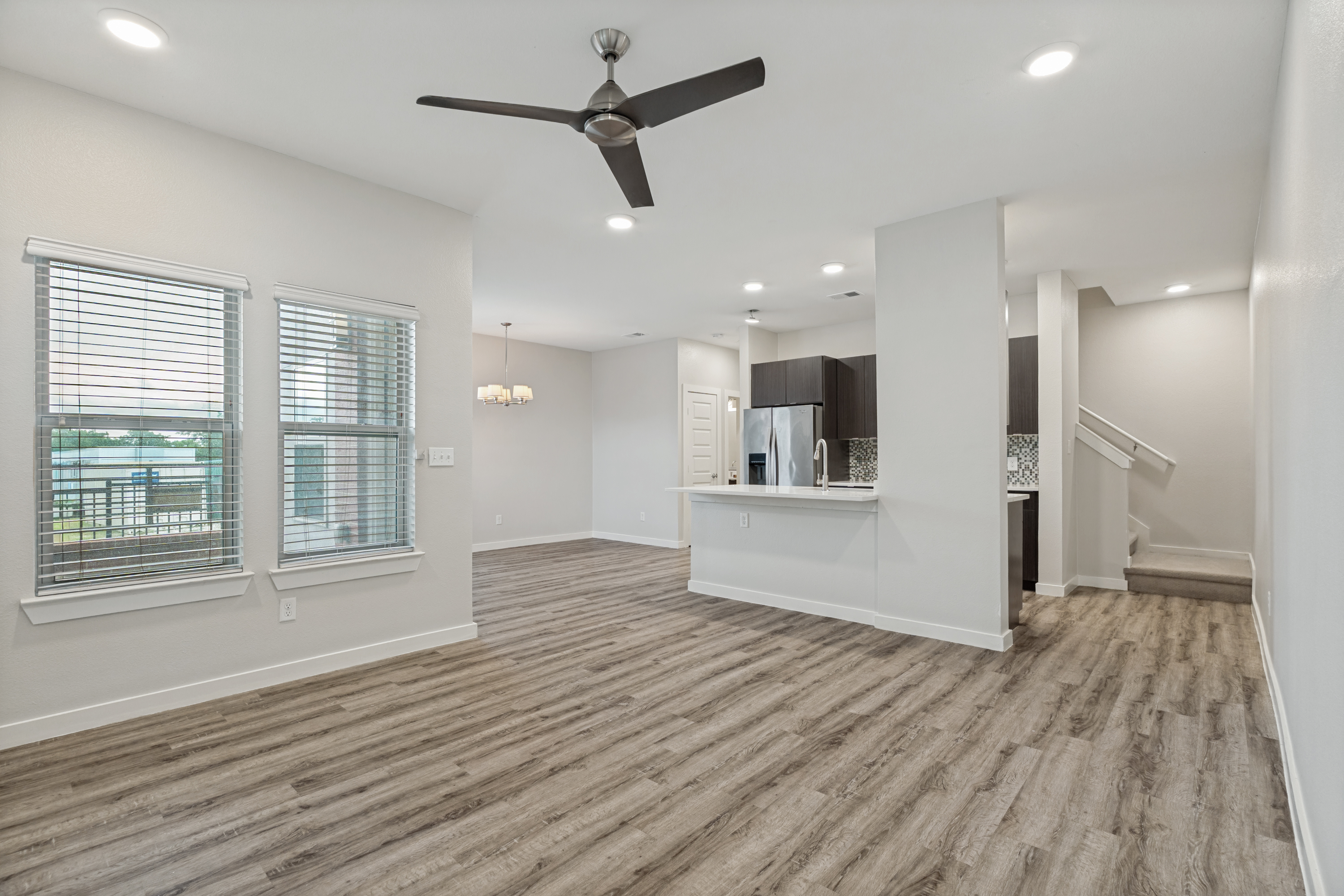  Welcome to this Beautifully Designed 3-bedroom, 2.5-bath Townhouse - 物件實景