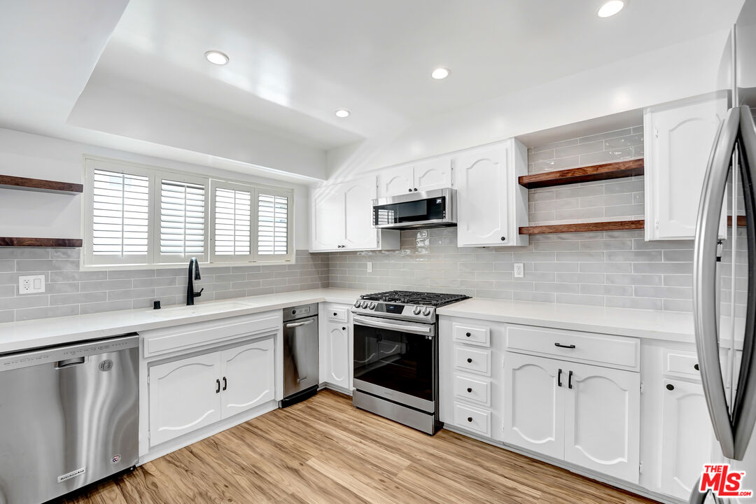 Sherman Oaks, California, 91403, United States, 2 Bedrooms Bedrooms, ,3 BathroomsBathrooms,Residential,For Sale,1900859
