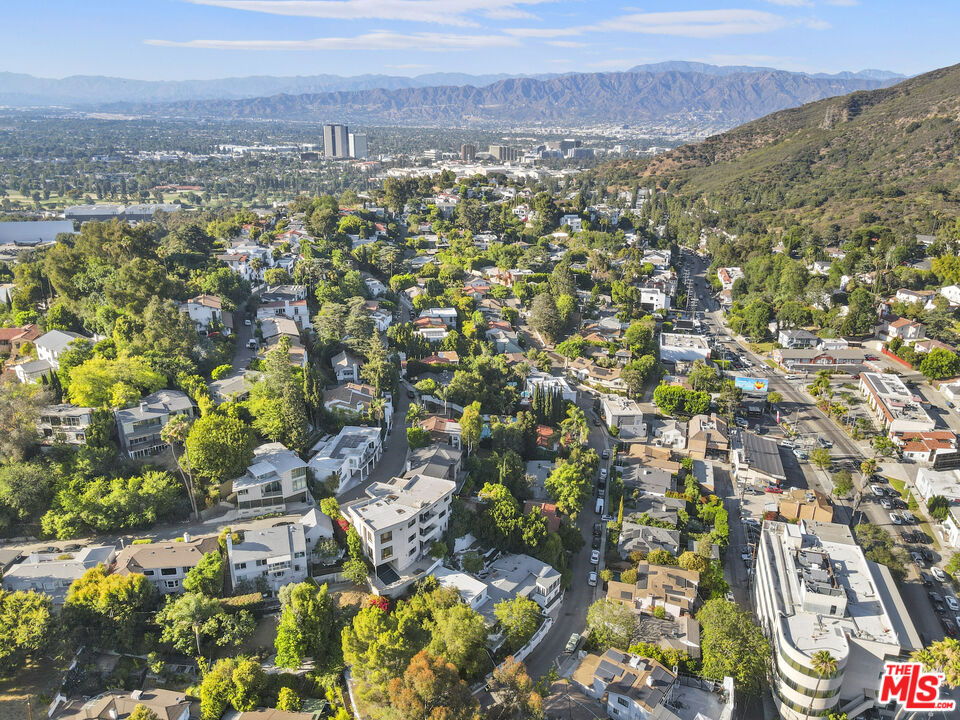 Los Angeles, California, 90068, United States, 5 Bedrooms Bedrooms, ,4 BathroomsBathrooms,Residential,For Sale,1892047
