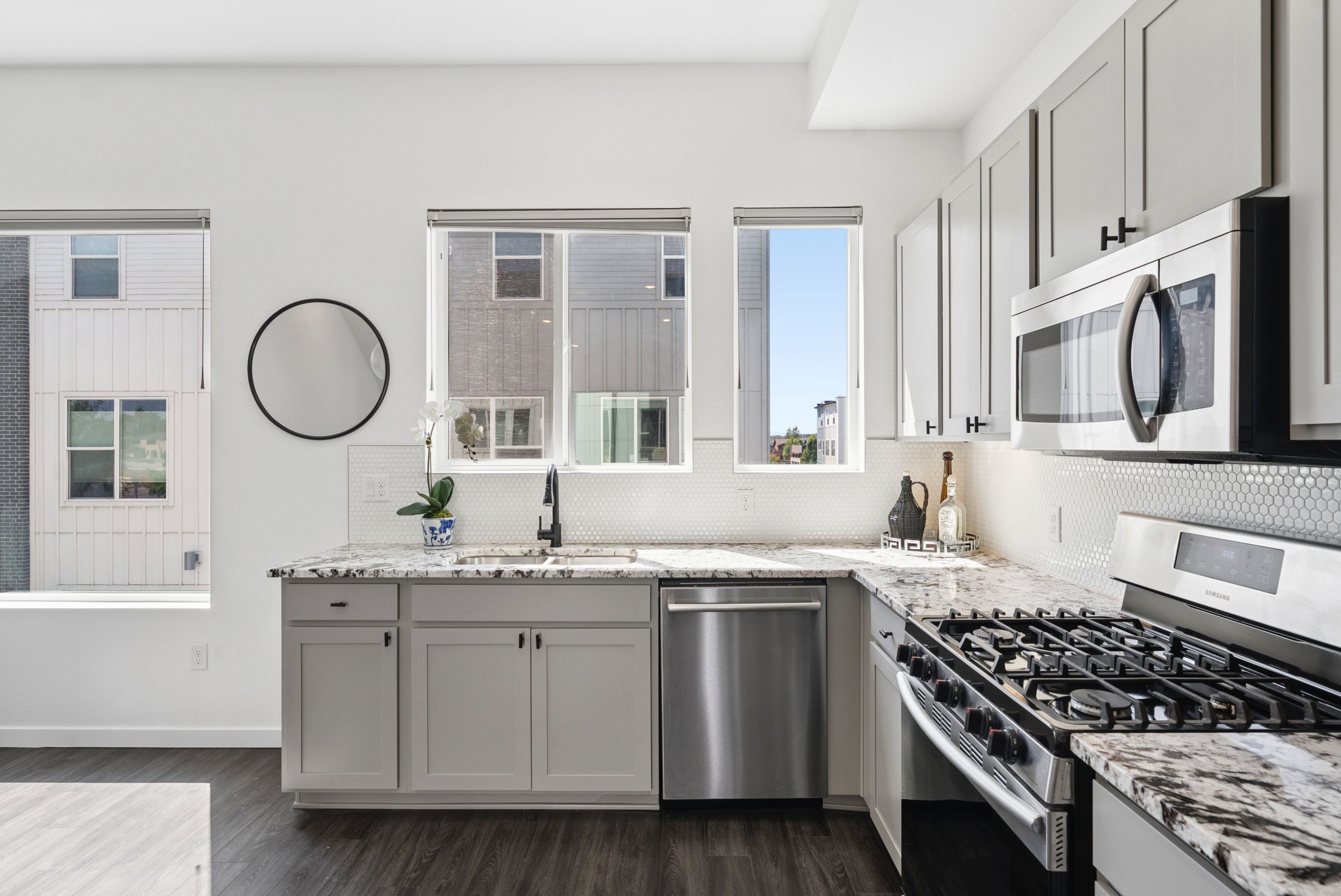  Beautiful Townhome In The Highly Desirable Midtown At Clear Creek Neighborhood - 物件實景