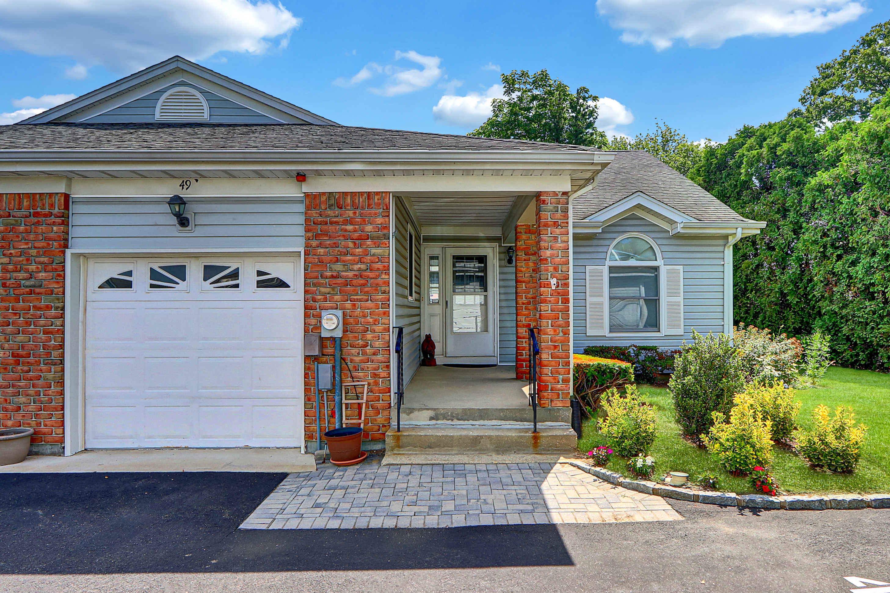 North Babylon, New York, 11703, United States, 2 Bedrooms Bedrooms, ,2 BathroomsBathrooms,Residential,For Sale,1943160