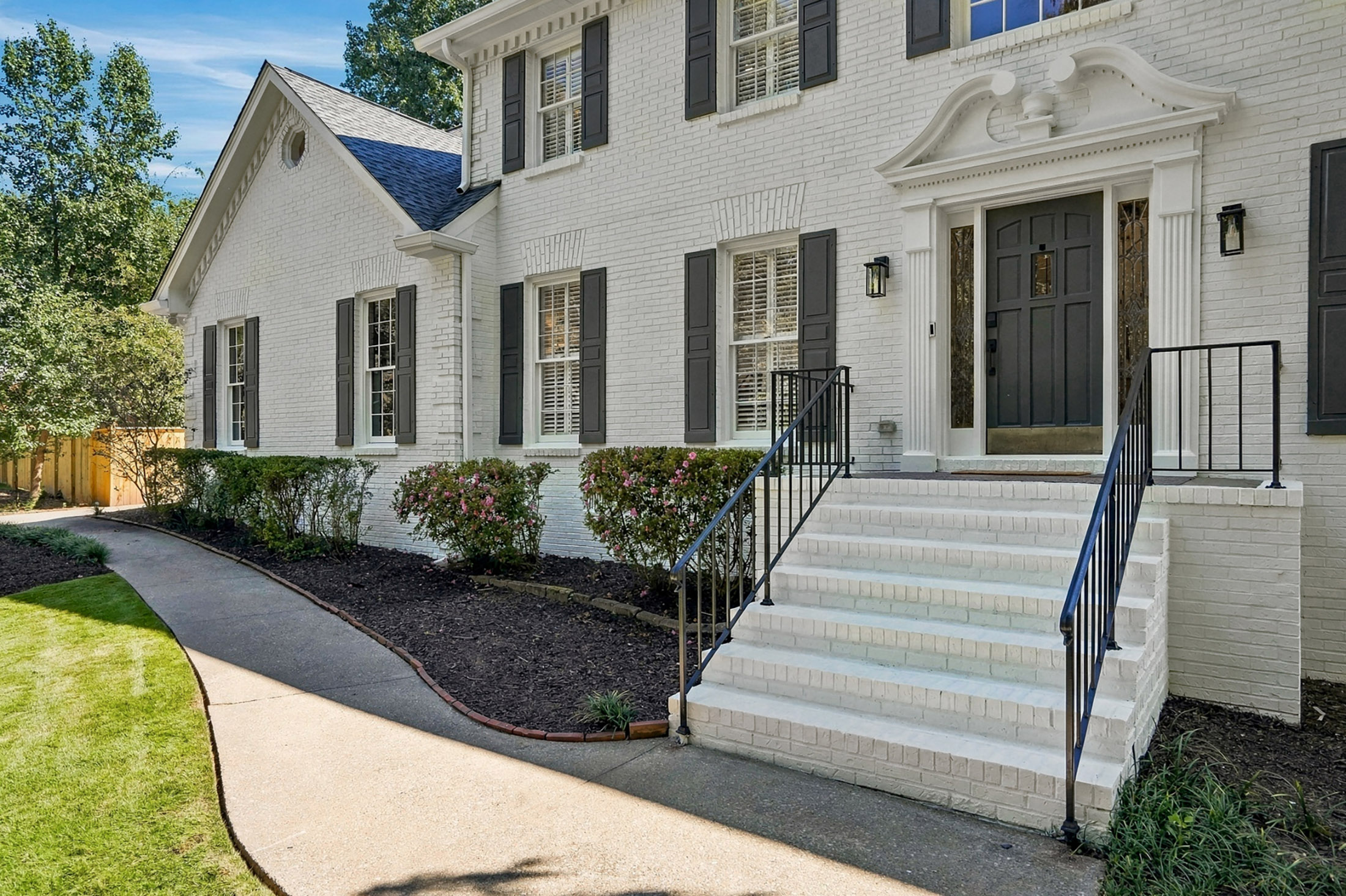  Classic Colonial Charm Meets Beautifully Updated Interiors - 物件實景