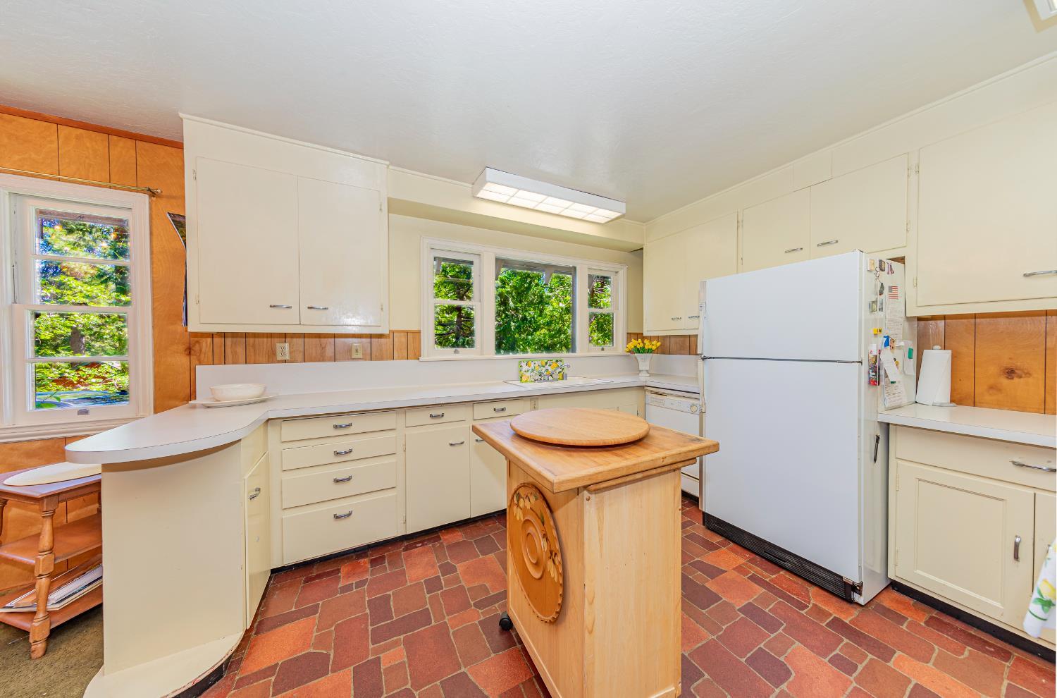 Fish Camp, California, 93623, United States, 5 Bedrooms Bedrooms, ,2 BathroomsBathrooms,Residential,For Sale,1869903