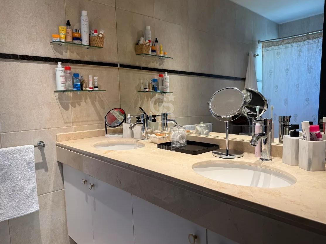 Las Condes, Chile, 4 Bedrooms Bedrooms, ,5 BathroomsBathrooms,Residential,For Sale,1868523