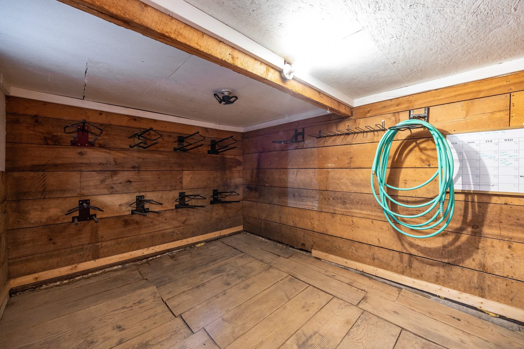 Incredibly Well-Maintained Horse Property with Indoor Arena & Views - 物件實景